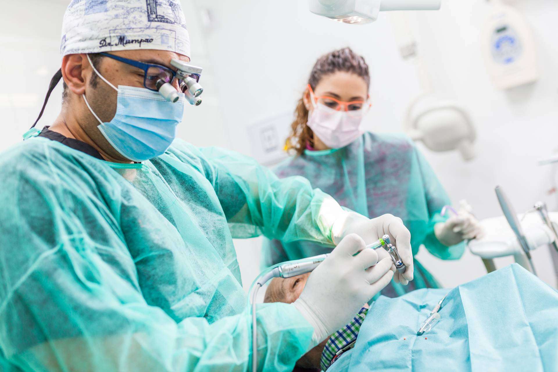 Los especialistas en cirugía periodoncia de Dental Implantologie