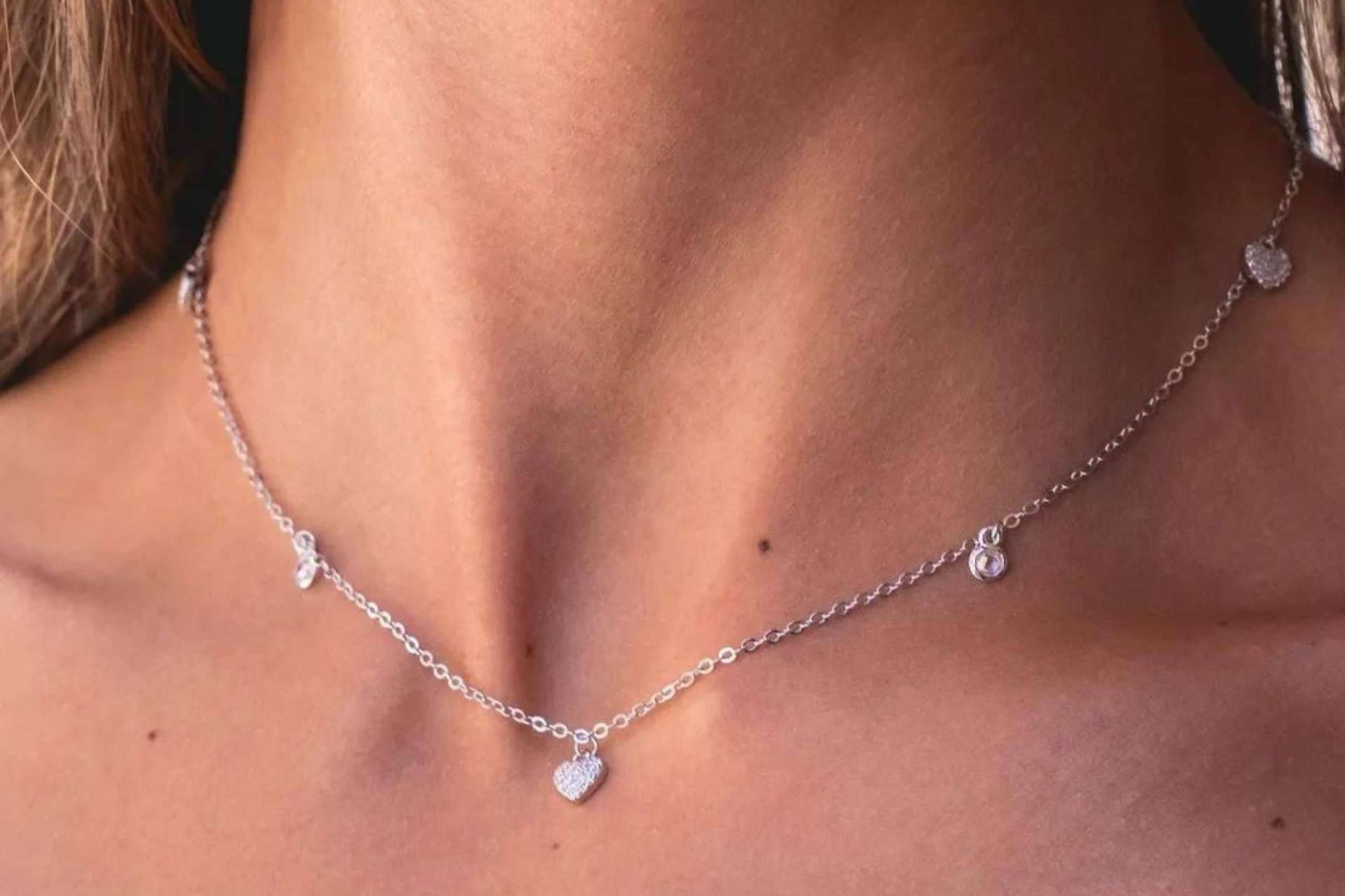 Colgantes de plata para añadir estilo a cualquier look este invierno