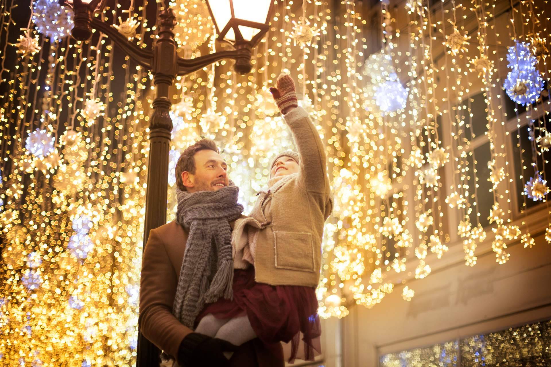 La plataforma elalquilador explica cómo se decora una ciudad en Navidad