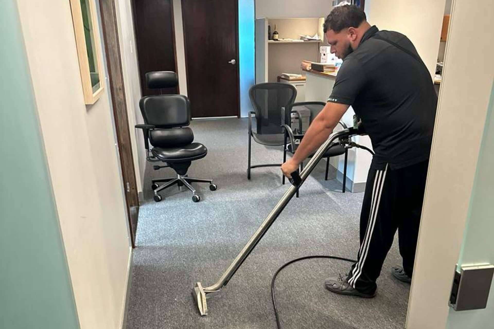 Los servicios de limpieza de alfombras y pisos de Trinidad Contractor