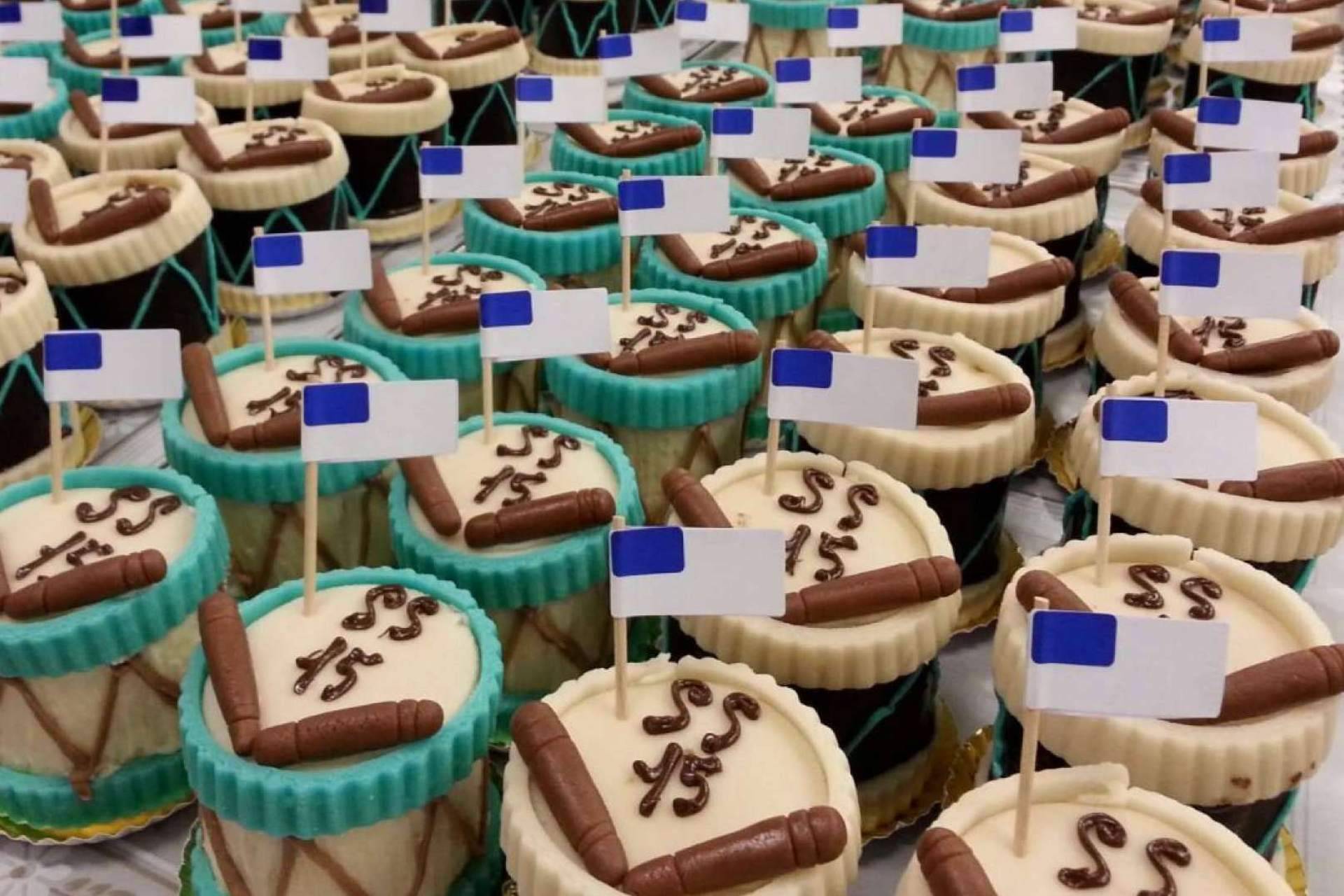 Pastelería Oiartzun prepara el tradicional postre de la tamborrada de San Sebastián, un pastel en forma de tambor