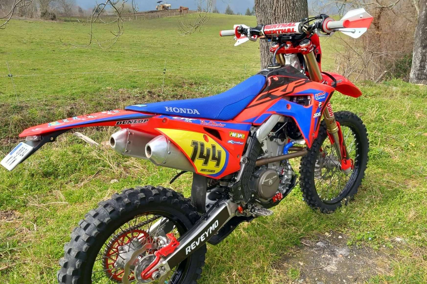 ADHESIVOSEMBARRADOS dispone de adhesivos para motocross personalizados