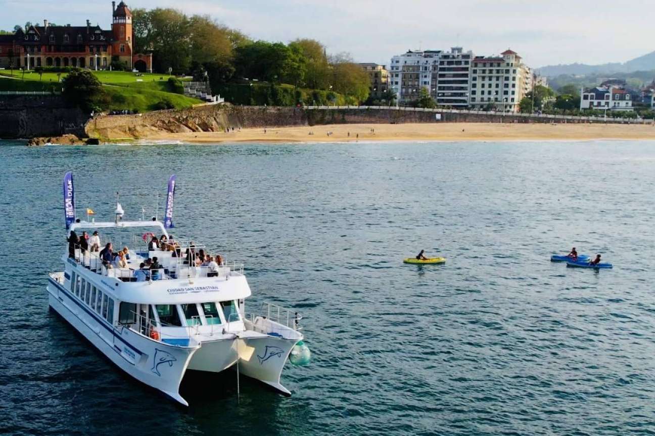 Experiencias VIP en el barco catamarán de Ciudad San Sebastián