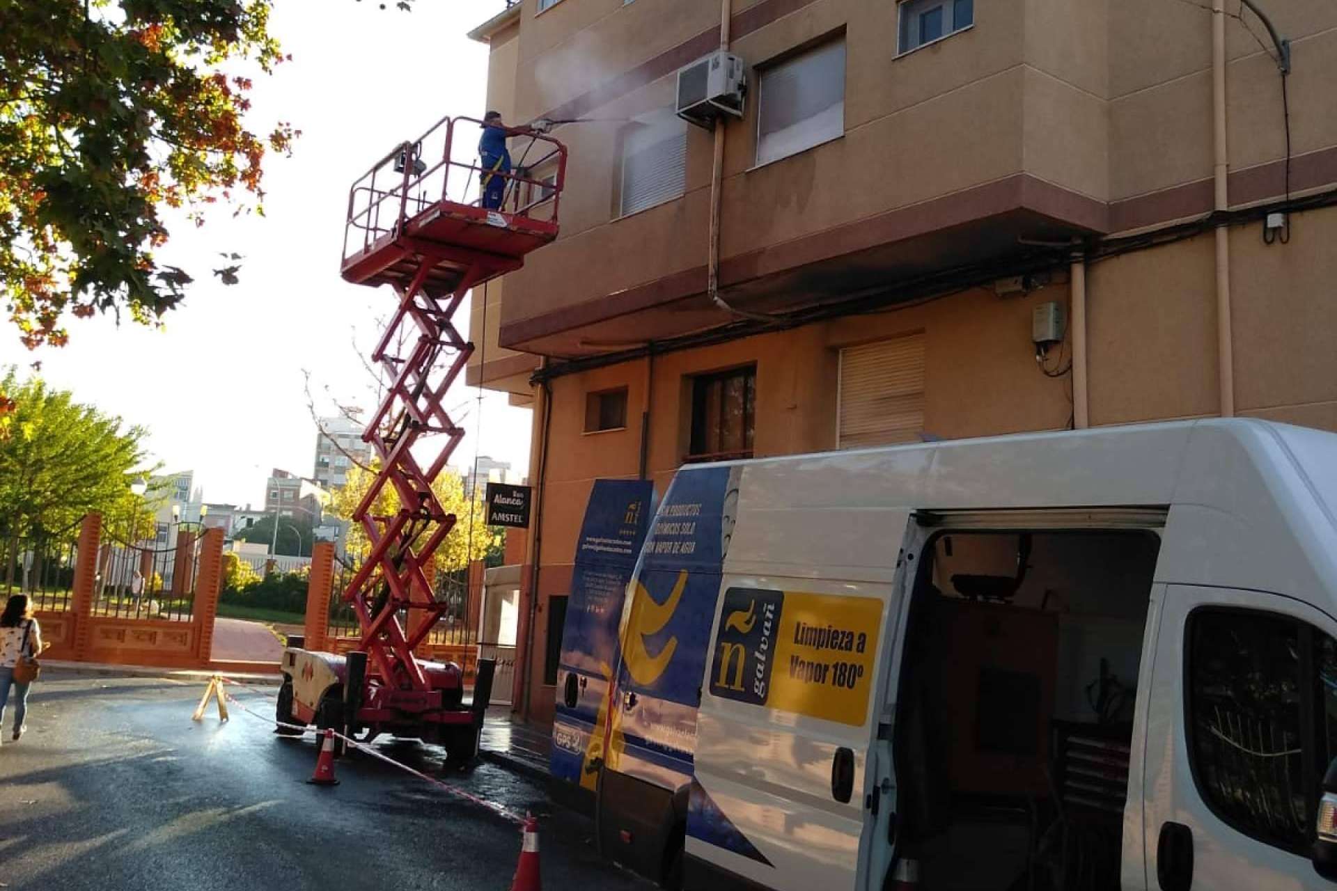 Servicio de limpieza efectiva de suelos y mobiliario en urbanizaciones y comunidades de propietarios, de la mano de Galvañ Lacados