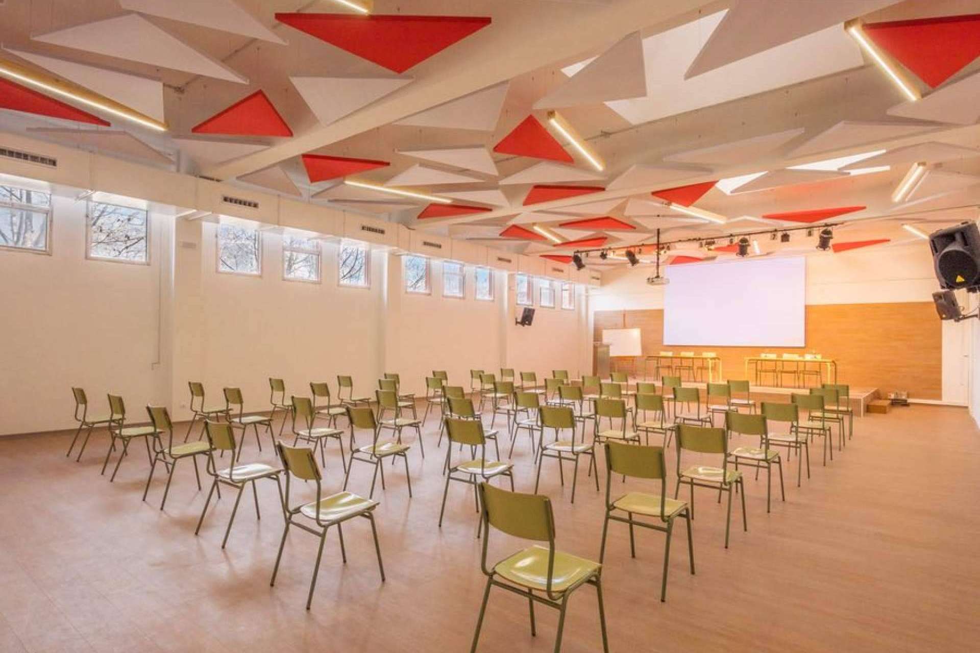 Soluciones que optimizan el bienestar acústico en los centros educativos