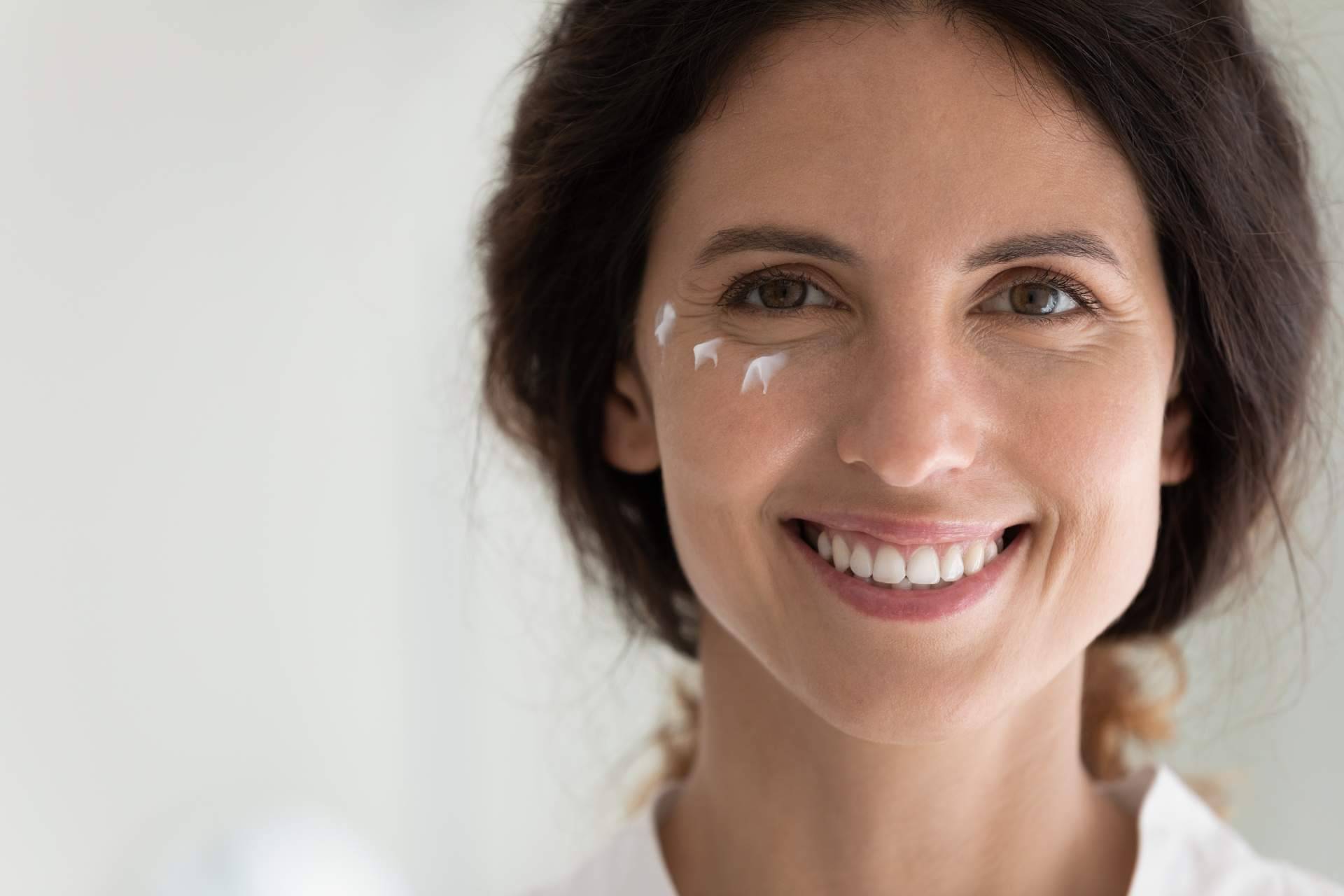 Centro de Estética Xènia, los beneficios de sus cremas sérum contorno de ojos