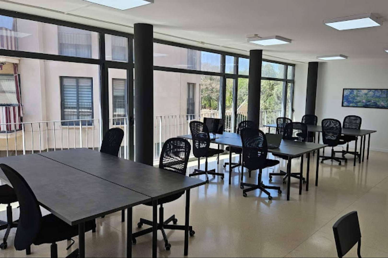 Coworking Santa Coloma de Gramenet dispone de dos centros para alquilar salas de coworking
