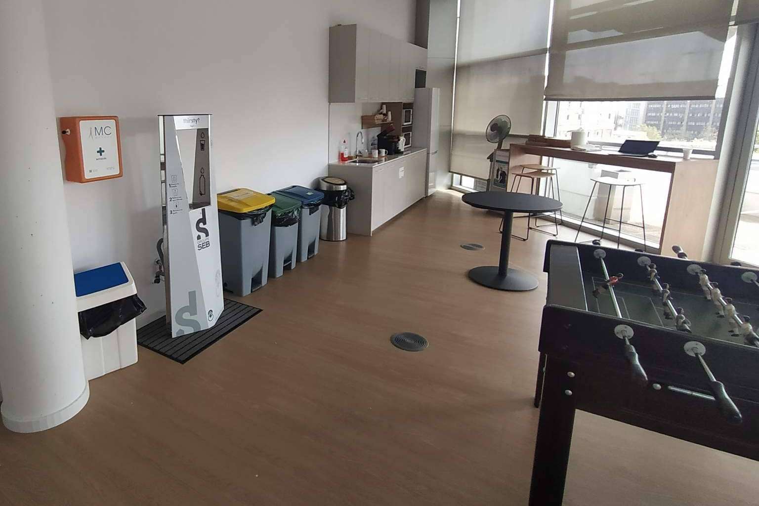 Ahorro económico; los beneficios de implementar un dispensador de agua Jibu H2O en oficinas y otros espacios