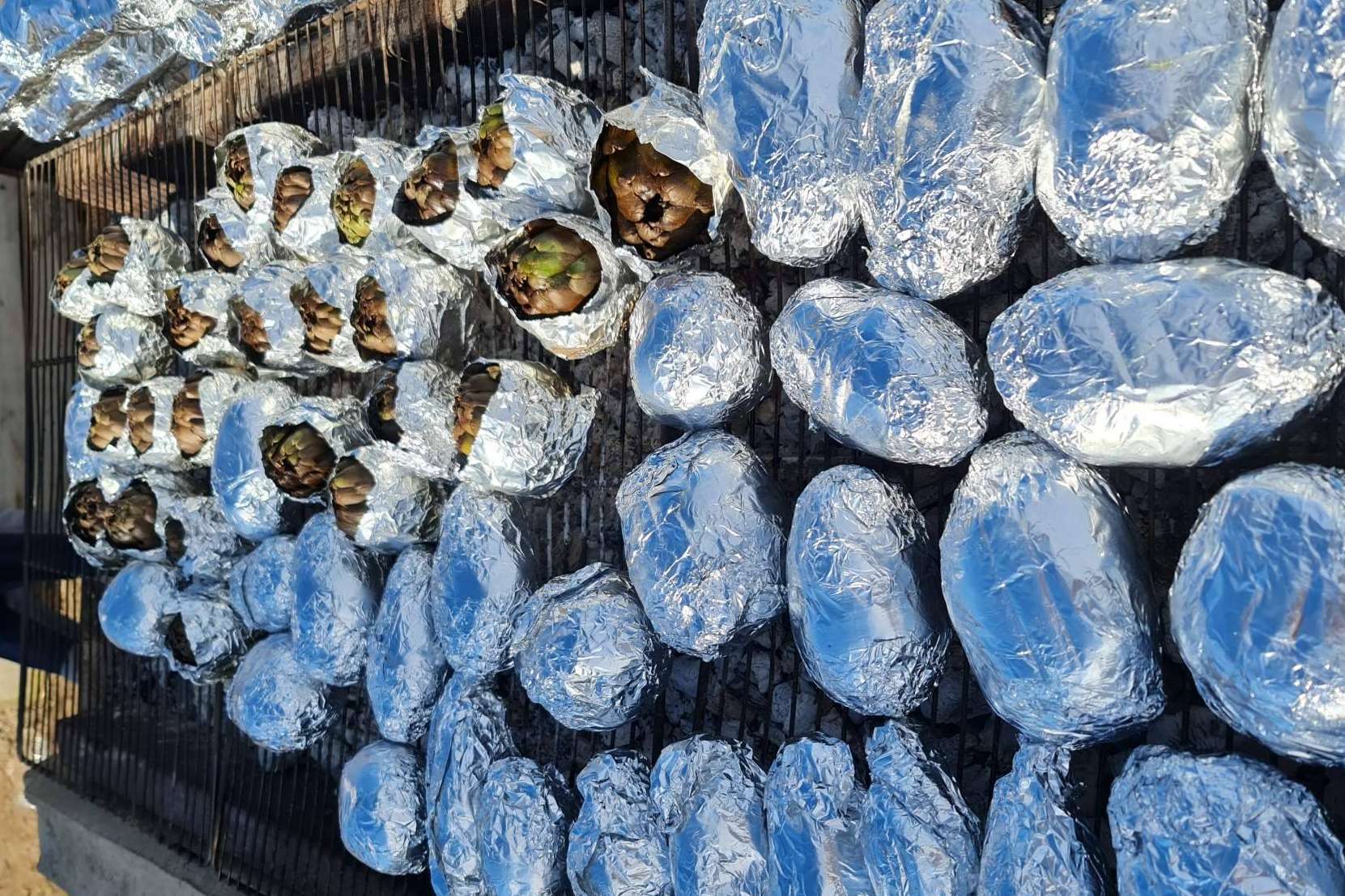 Alcachofas y patatas asadas de una manera muy especial de Cal Delaida