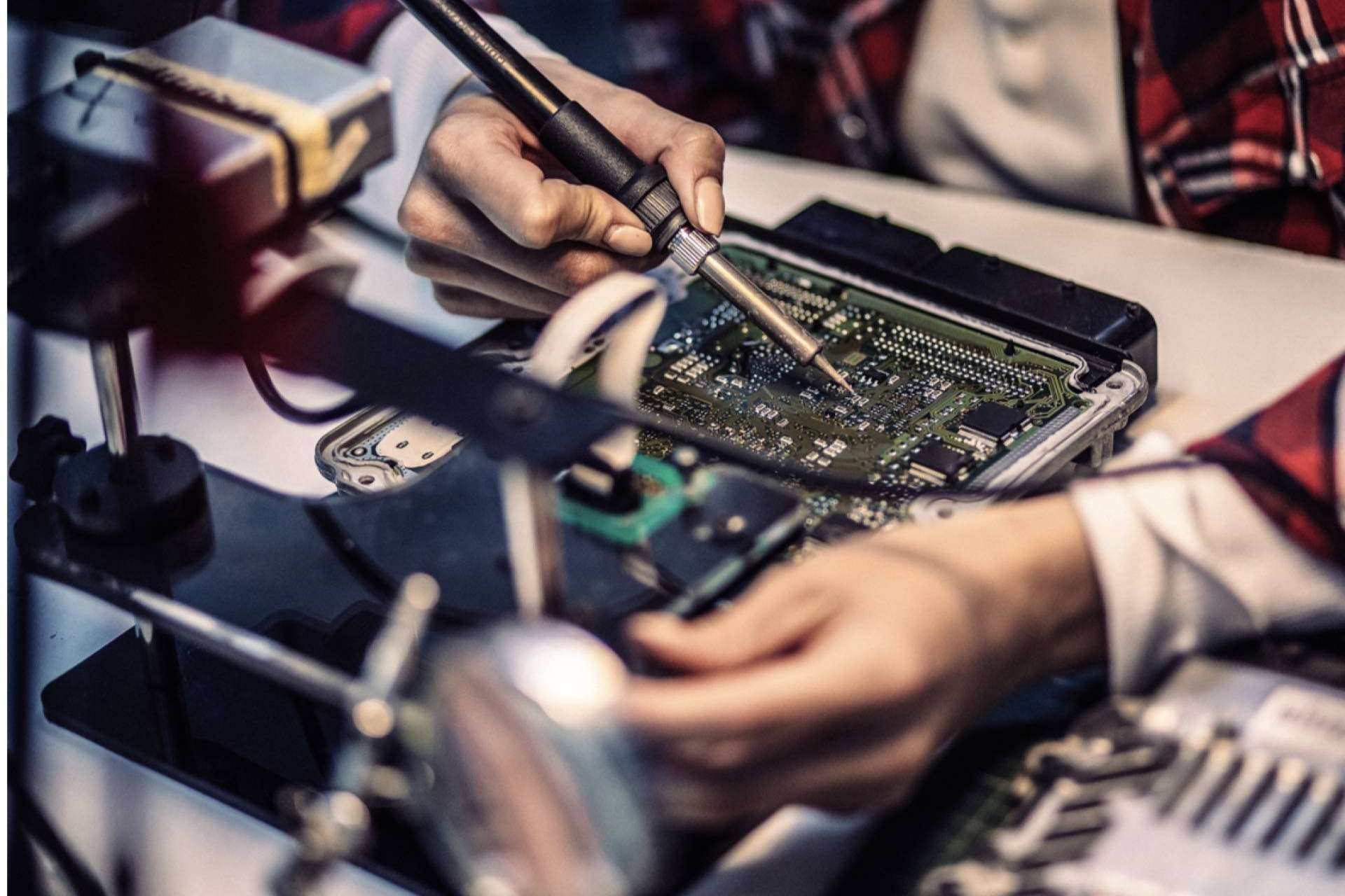 Cursos para talleres de electrónica de vehículos con Digi-Tec