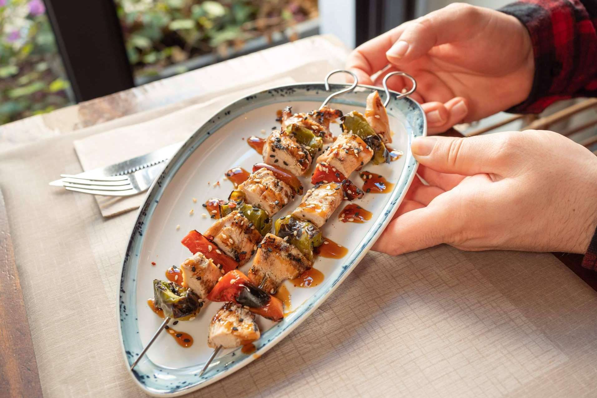 BarTomeu es un lugar en el que disfrutar de brasa y tapas en Sitges