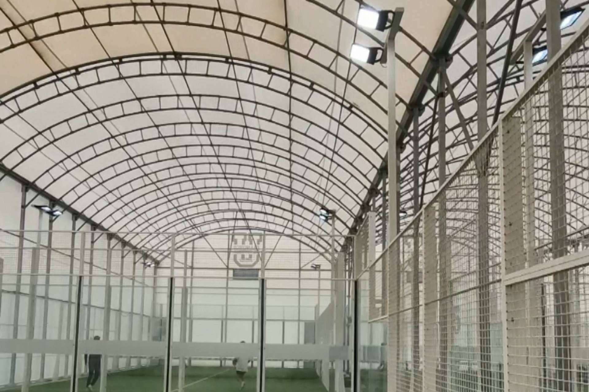 Óptima LED explica los beneficios de la iluminación ProTour Asimétrico en club de Pádel UFV Pozuelo
