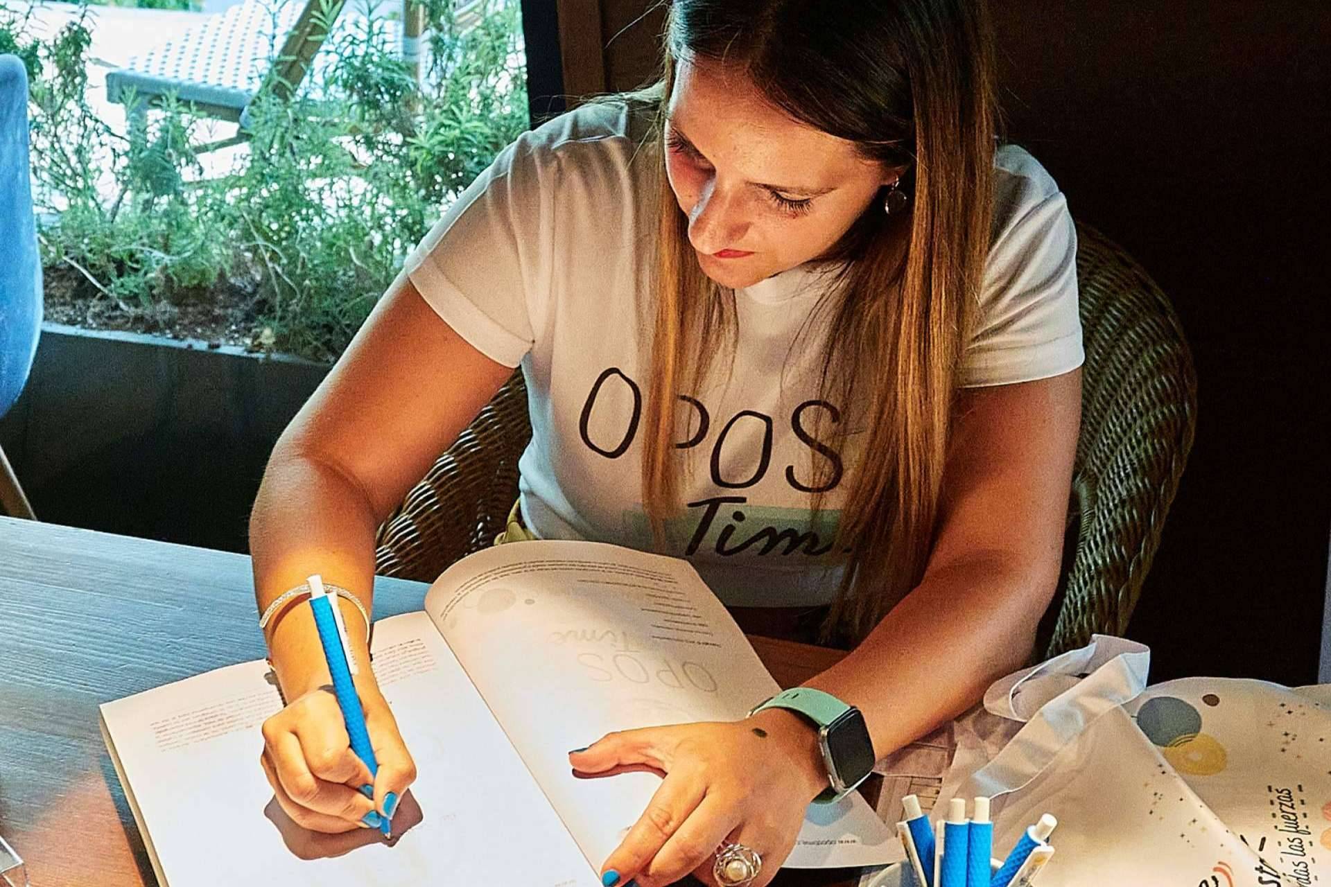 Mel Escribano se encarga de la preparación de opositores en su Comunidad OposTime