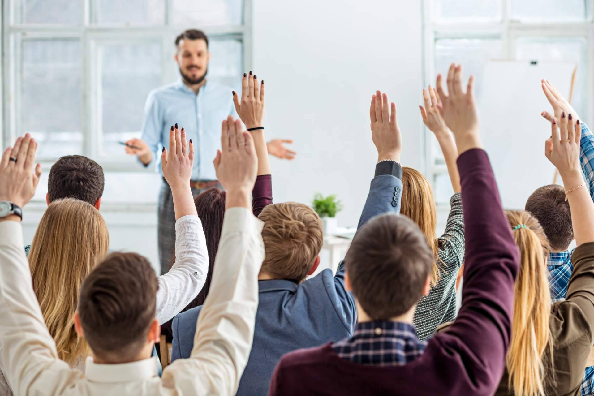 Conocer el curso de Coaching Educativo y Liderazgo Emocional para la Mejora del Aprendizaje en el Aula de AFOE