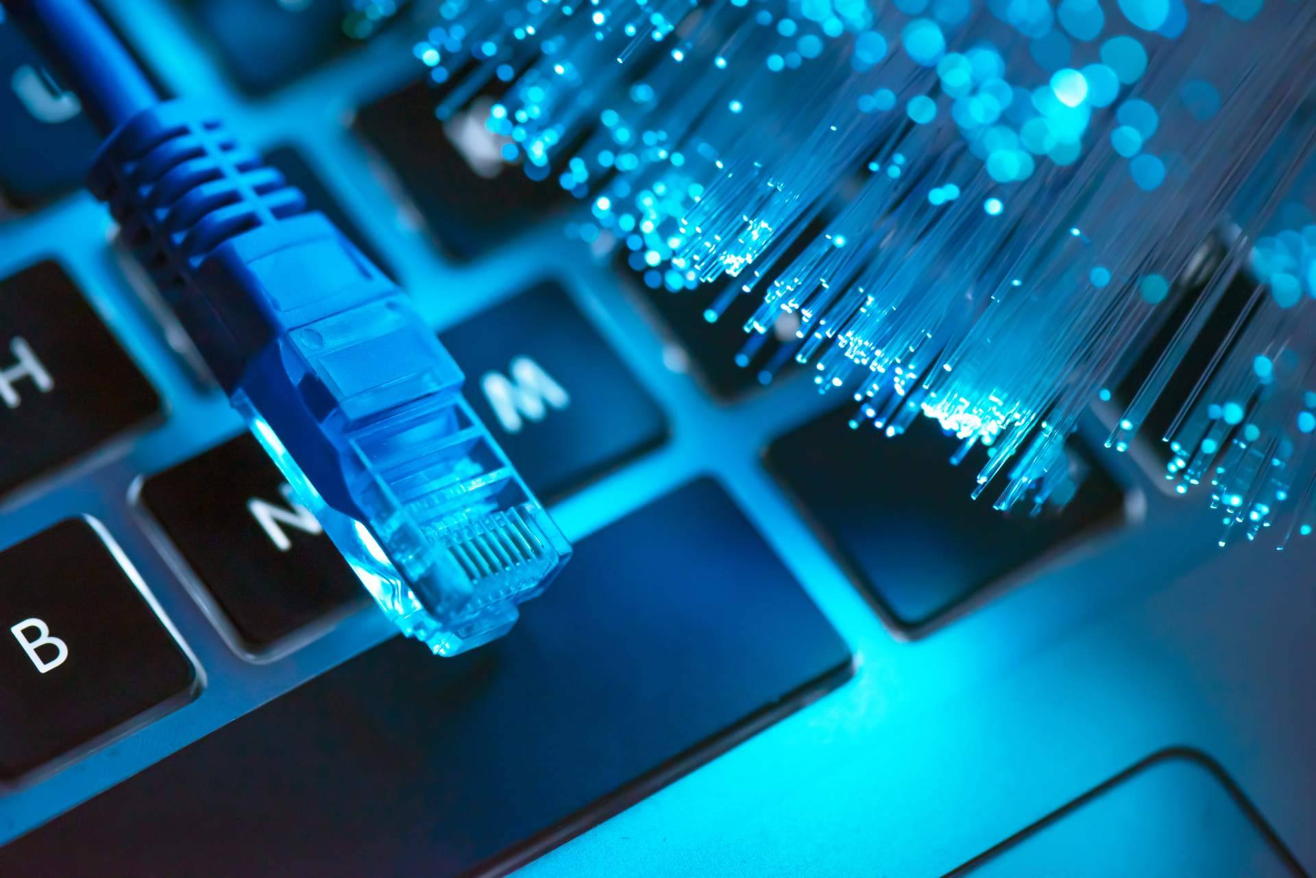 ¿Qué es la fibra óptica plástica?, por Actelser