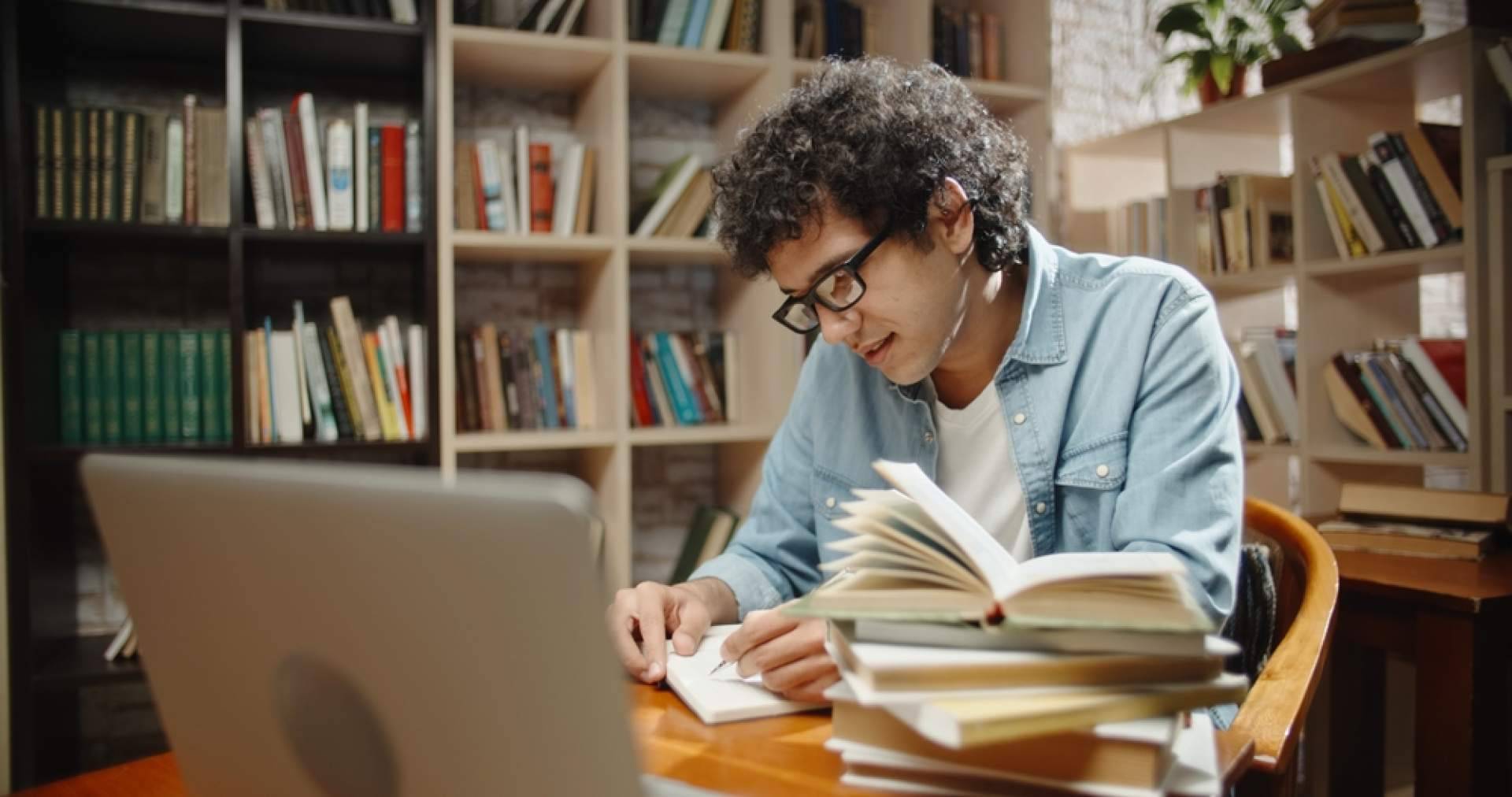 Aprender todo sobre las fuentes de información científica, de la mano de Ayuda Universitaria Cum Laude