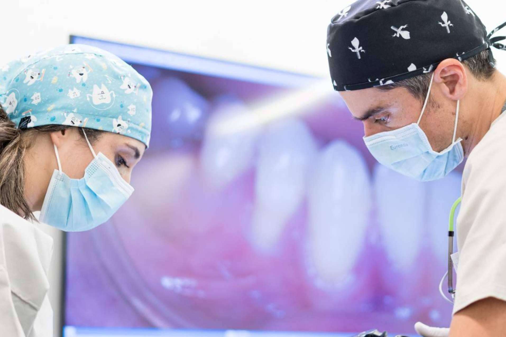 Clínica Dental Ruiz de Gopegui explica cómo evitar la periimplantitis