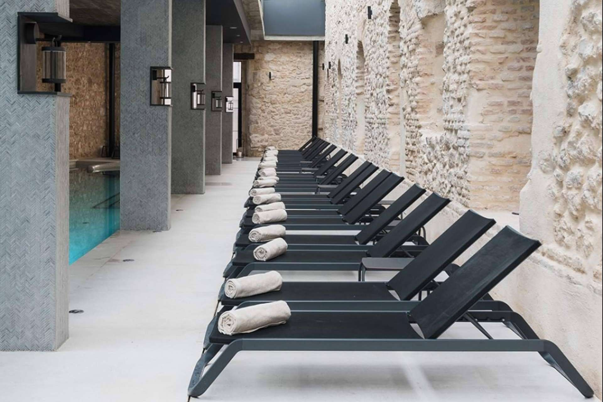 Mejorar el aspecto de una piscina con las tumbonas de Real Hostelería