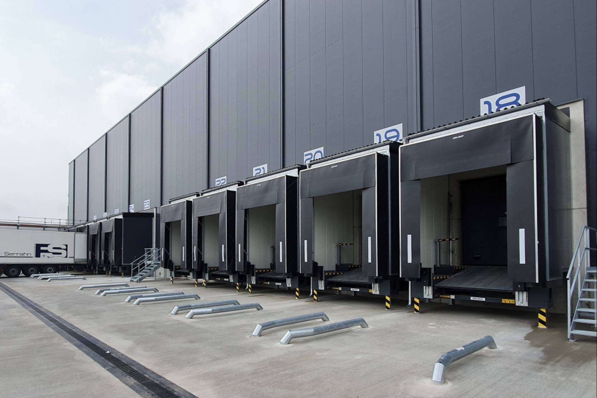 Los expertos en equipos para carga y descarga de ASSA ABLOY