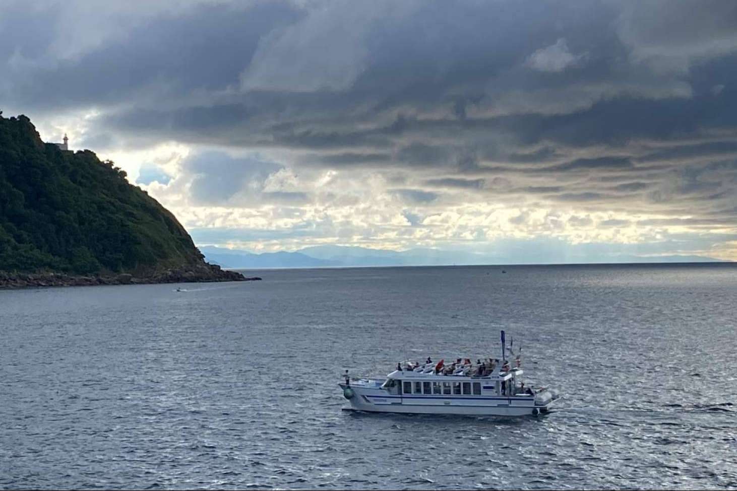 ¿Cómo contribuye el catamarán Ciudad San Sebastián a la reducción de la huella de carbono?