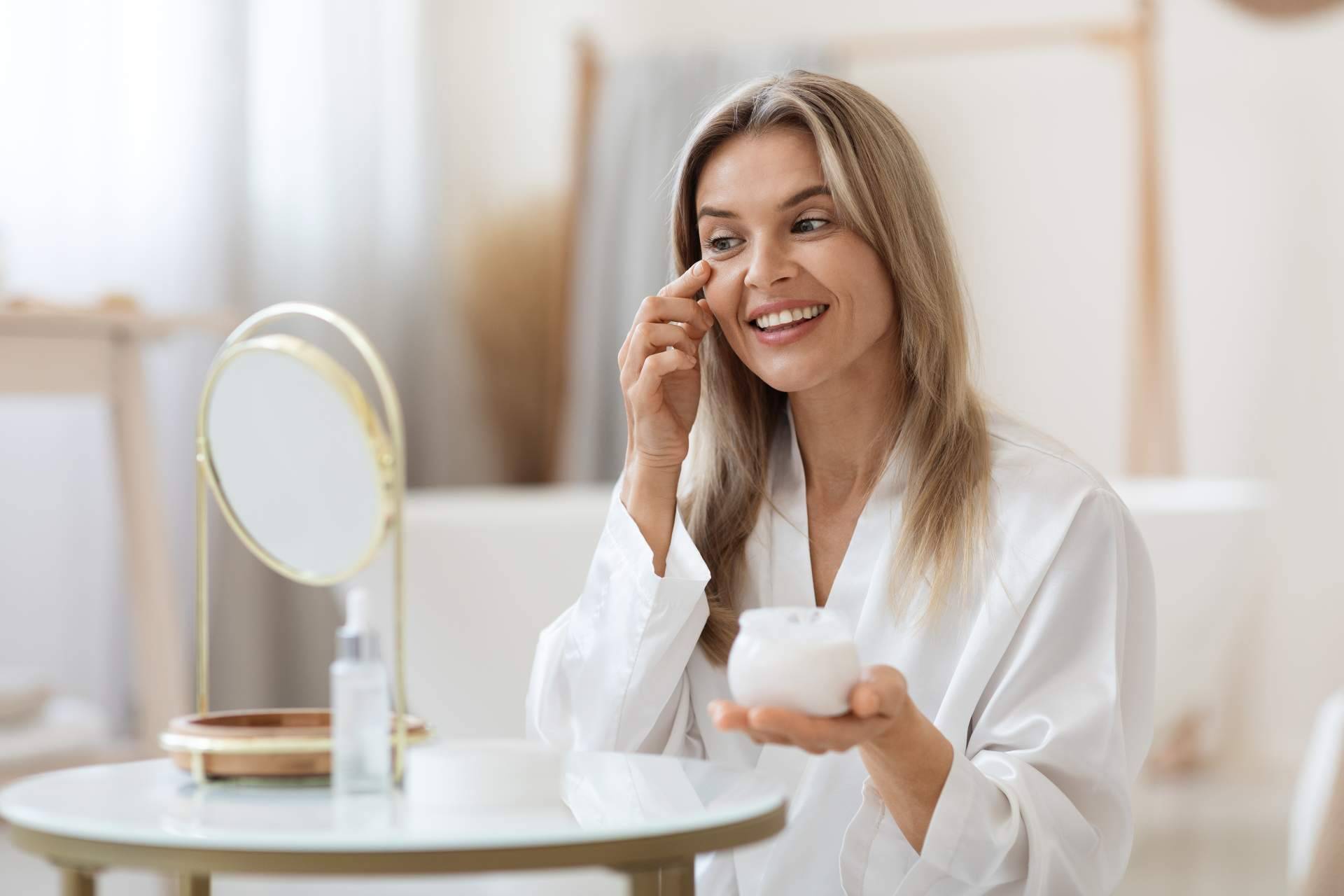 Tratar pequeñas cicatrices y mejorar el aspecto de la piel usando dermapen de G&G Beauty en ojeras y en cicatrices