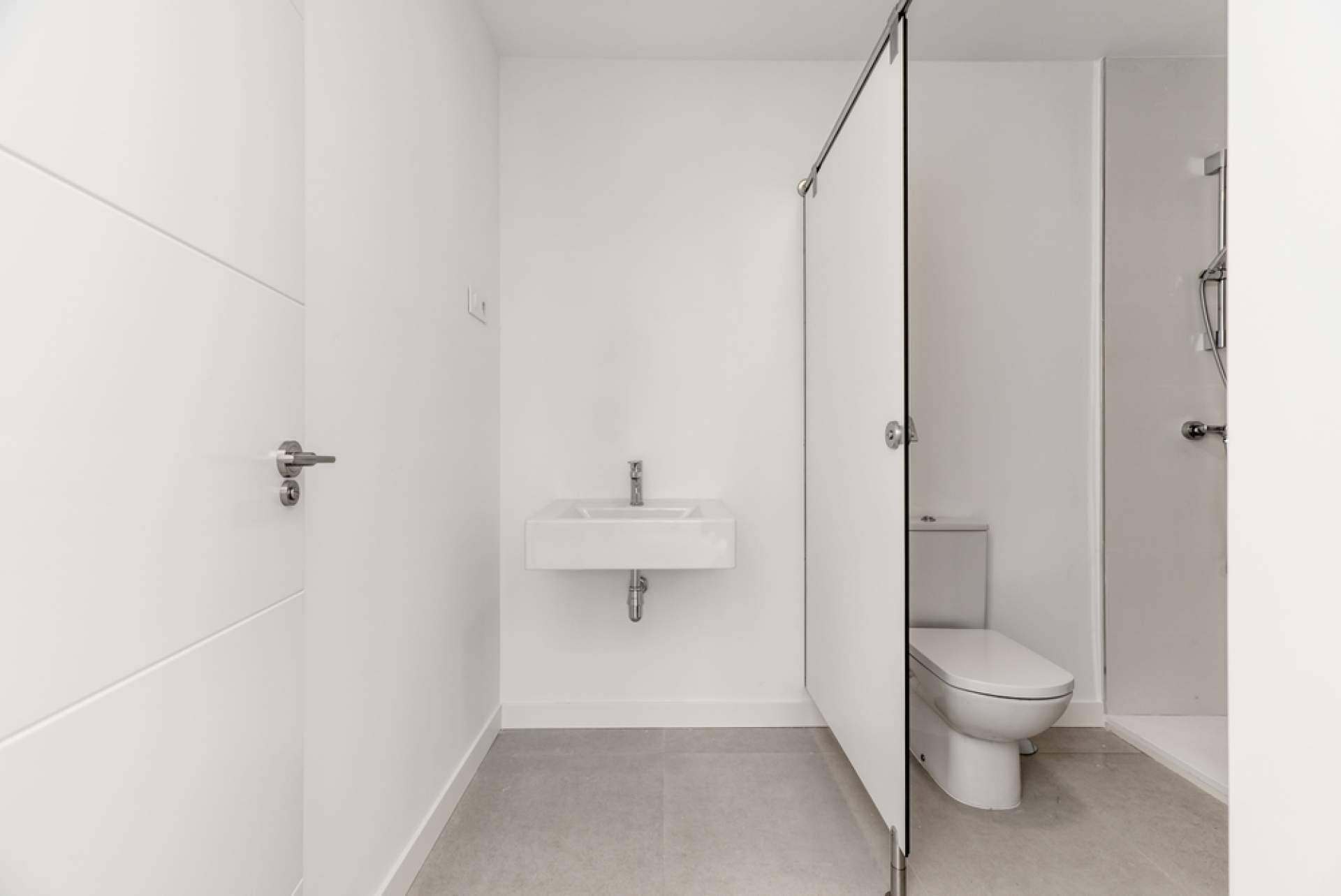 Bañoweb recomienda platos de ducha de resina y a medida para mejorar el confort de un baño
