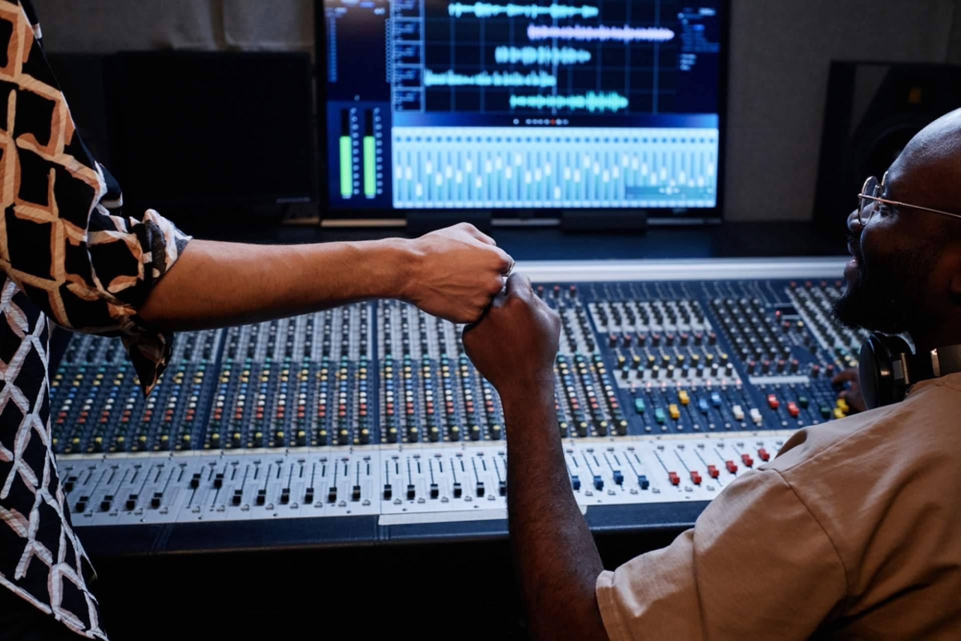 CMMG es una distribuidora musical sin obligaciones ni trampas, para artistas con potencial