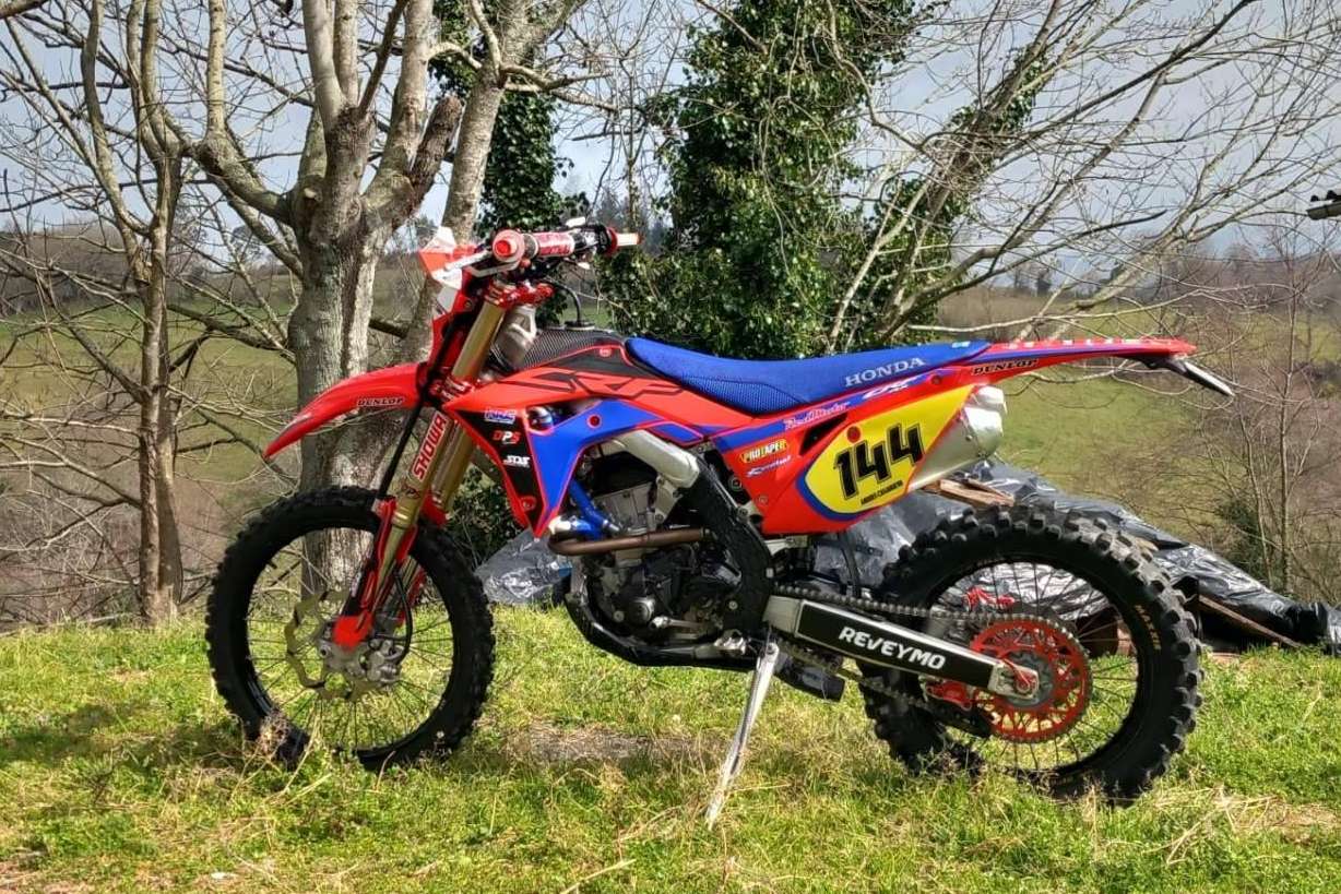 ADHESIVOSEMBARRADOS ofrece adhesivos para moto offroad