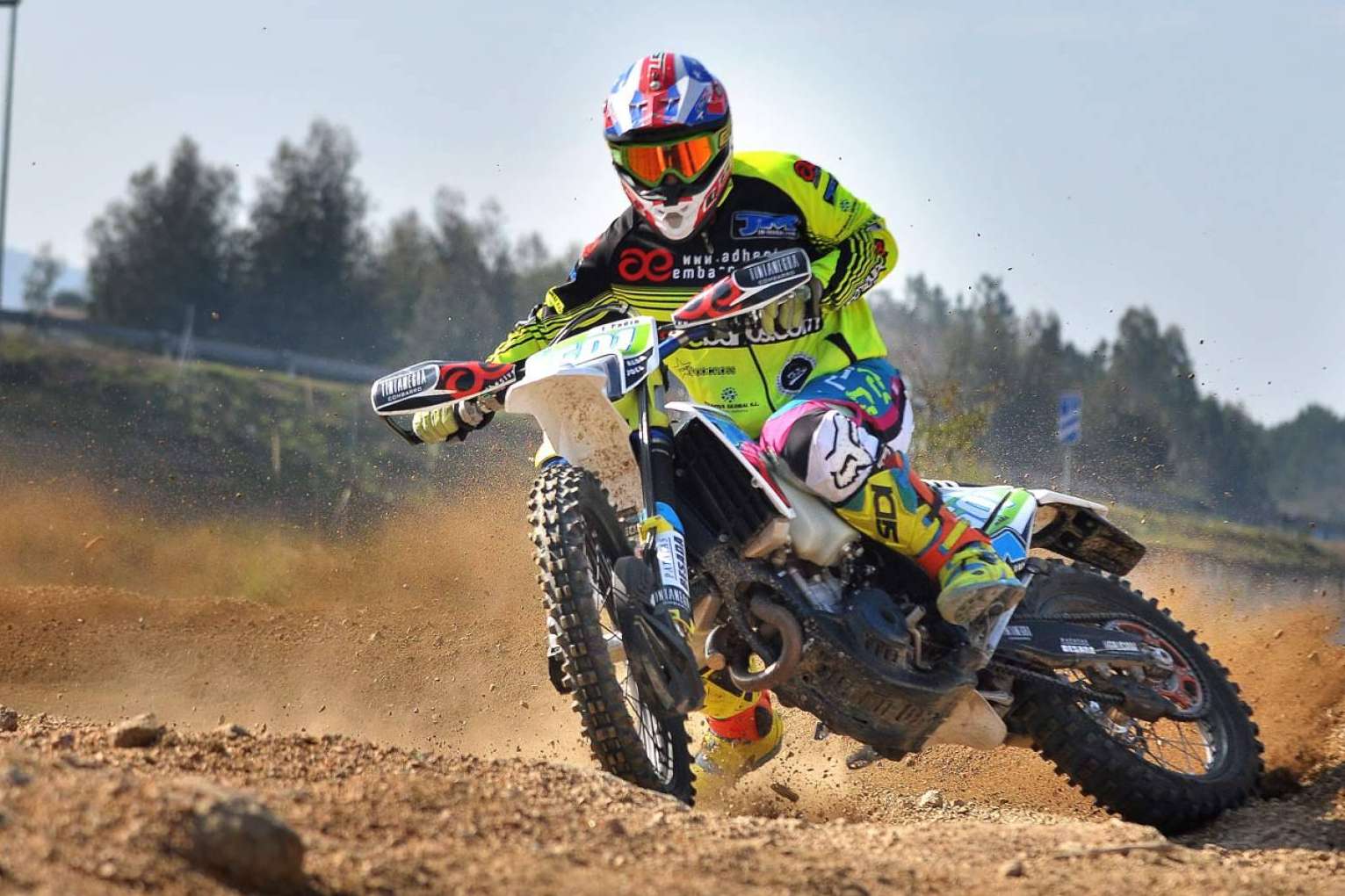 Plásticos y adhesivos para motos offroad de la mano de ADHESIVOSEMBARRADOS