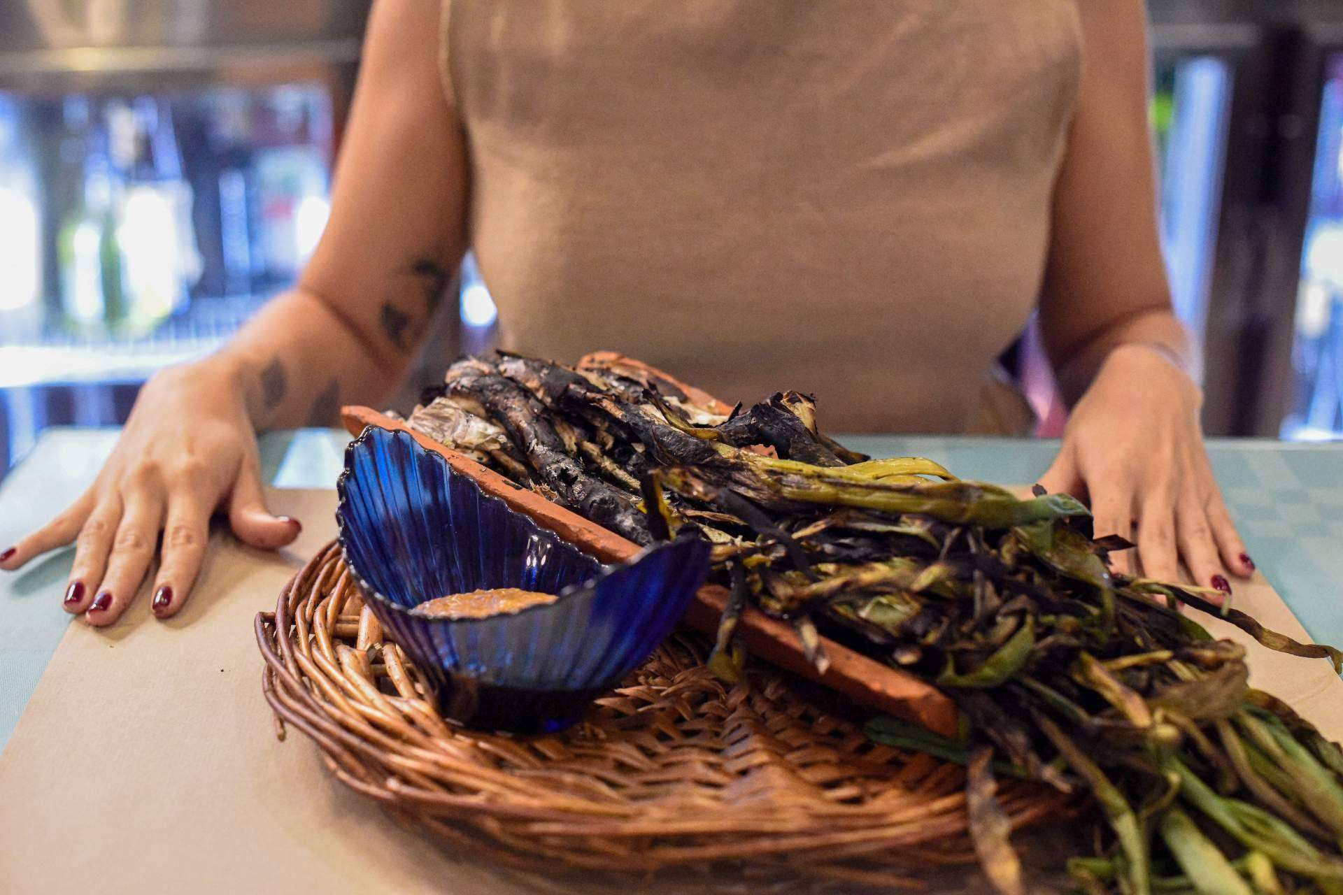 Pasa Tapas, uno de los restaurantes que ofrece las mejores calçotades de la Barceloneta