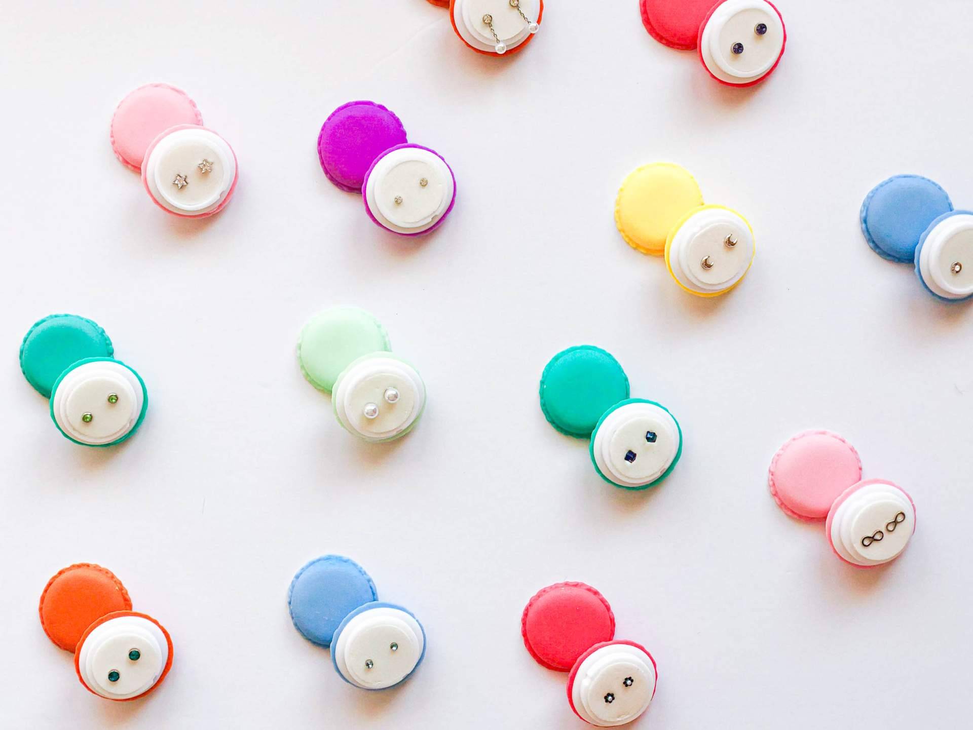 Piezas de joyería hipoalergénica en envases originales ideales para regalar, con BCLabs