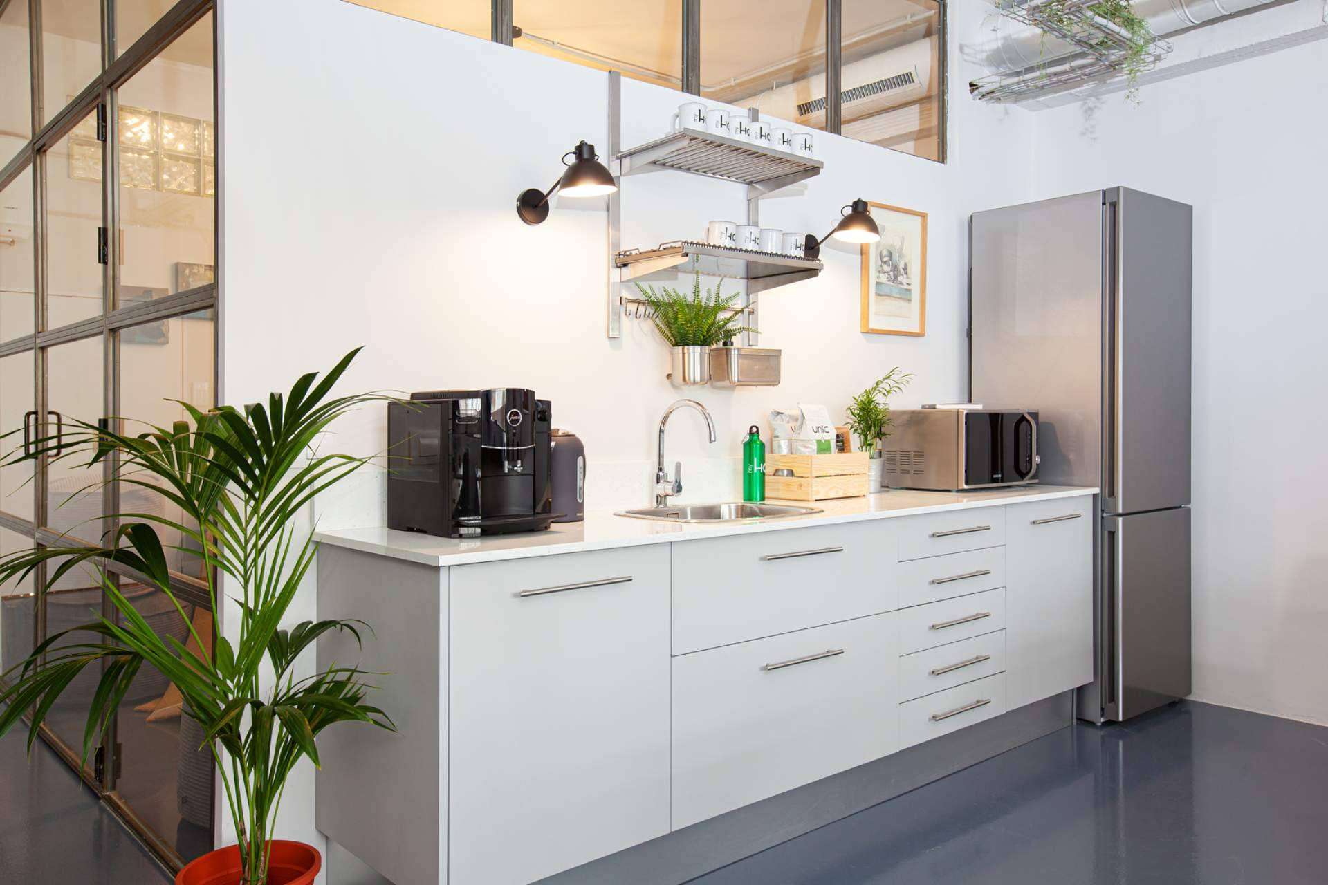 Una plataforma digital especializada en oficinas flexibles, Sitandplug
