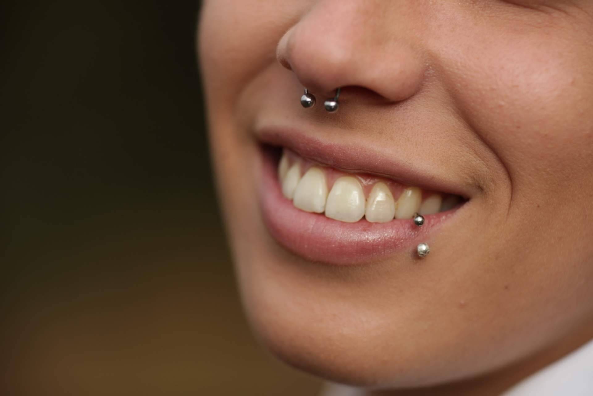 Cerrar agujeros piercing de la mano de Elegansse