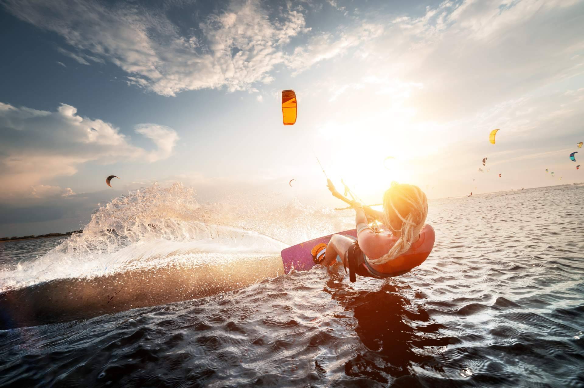 Iniciarse en el kitesurf de la mano de Mucho Viento Viajes