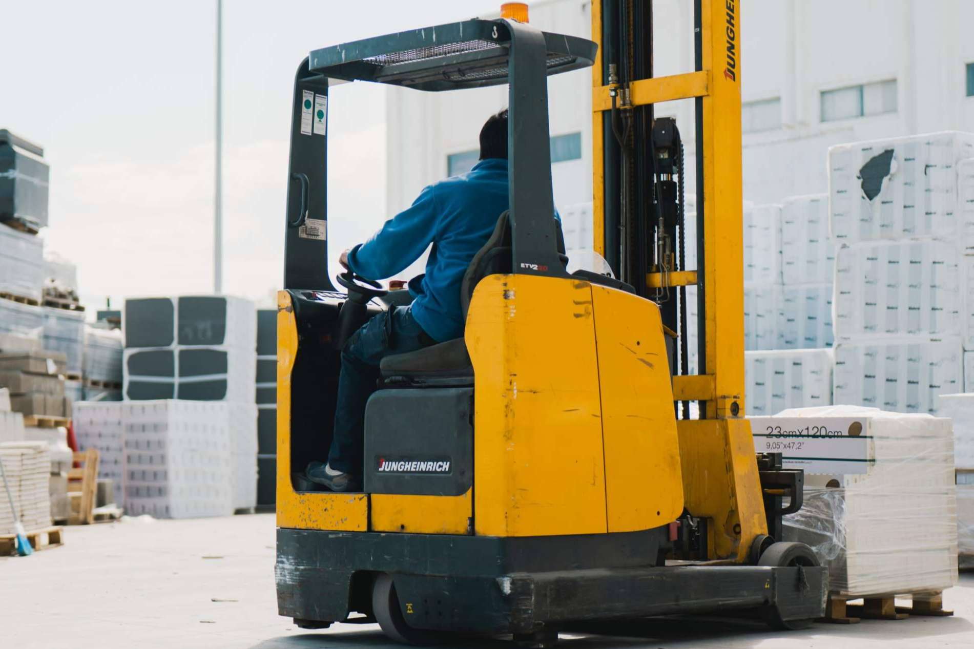 Sacosa afirma que alquilar la maquinaria de construcción es más rentable que comprarla
