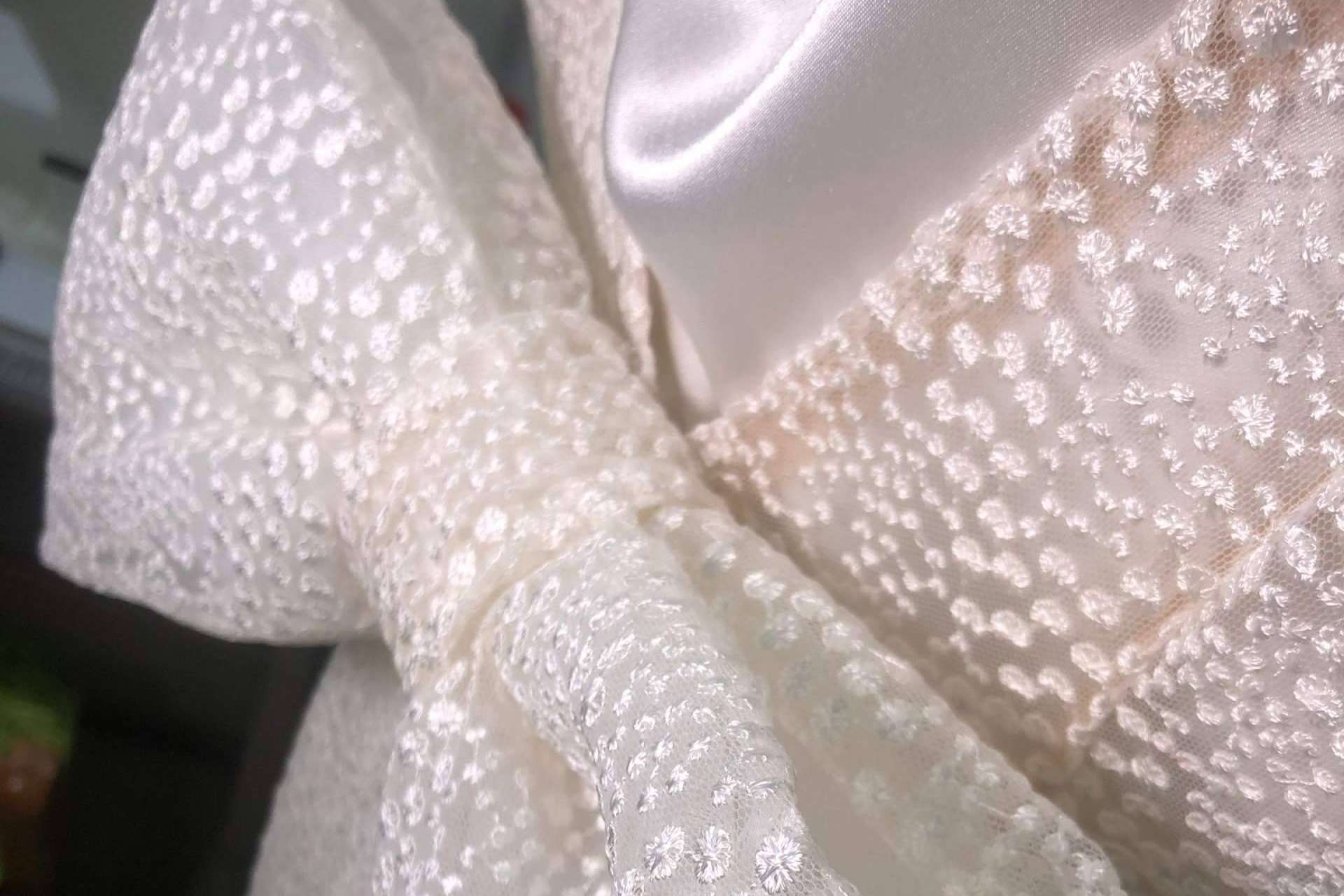 Los vestidos de novias con flores, lazos y tejidos sostenibles están en tendencia este 2024