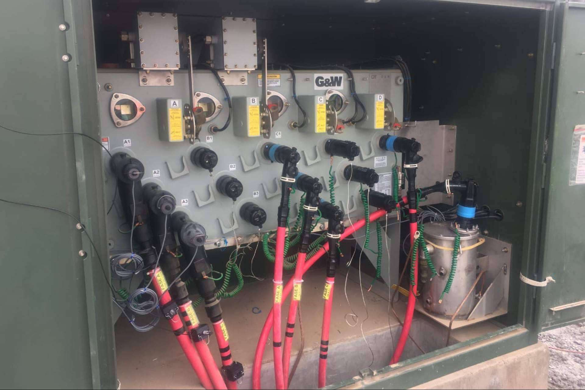 En proyectos de infraestructura y obra civil, elegir un buen equipamiento eléctrico es esencial