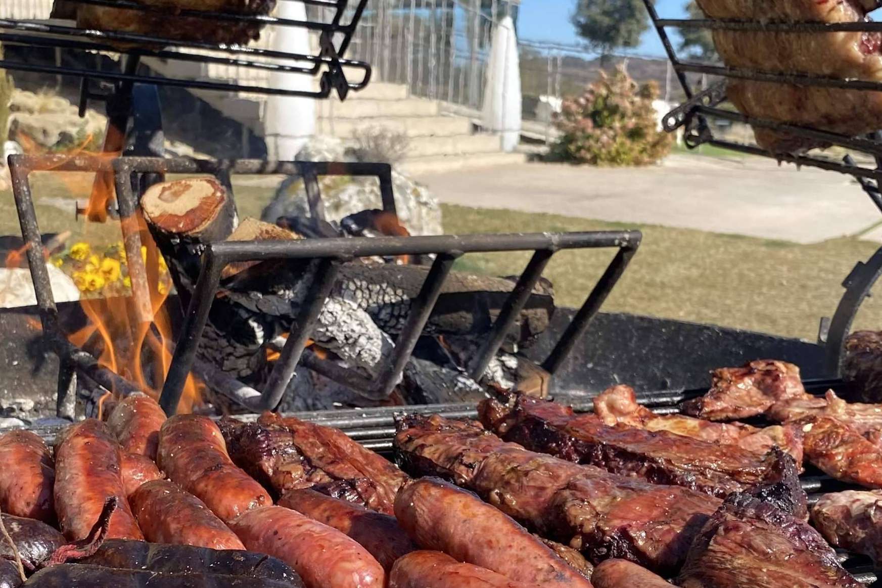 La preparación del chorizo criollo estilo argentino de Delicatessen Argentina