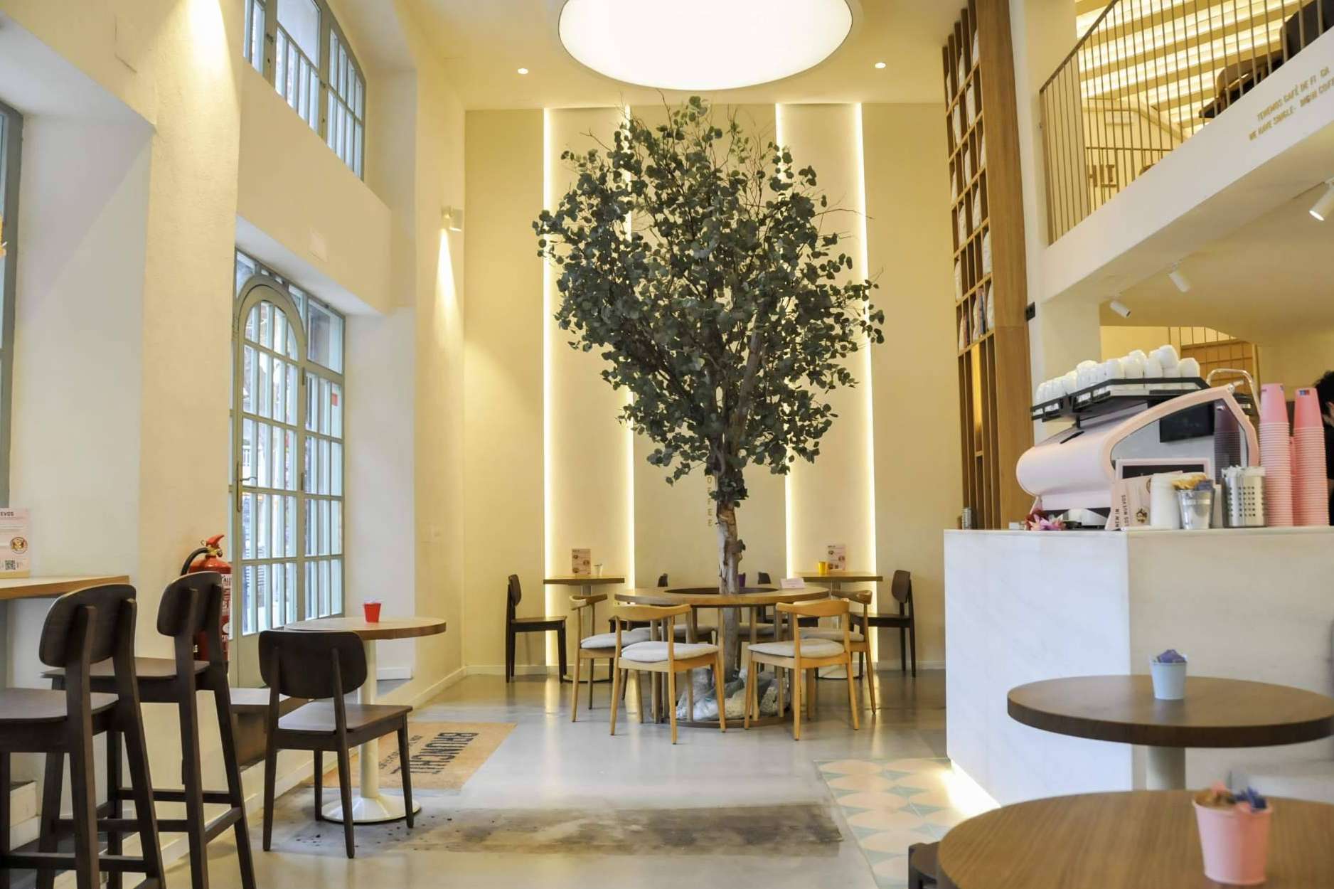 BRUNCHIT abre su primer restaurante en Barcelona y llena de flores el Eixample