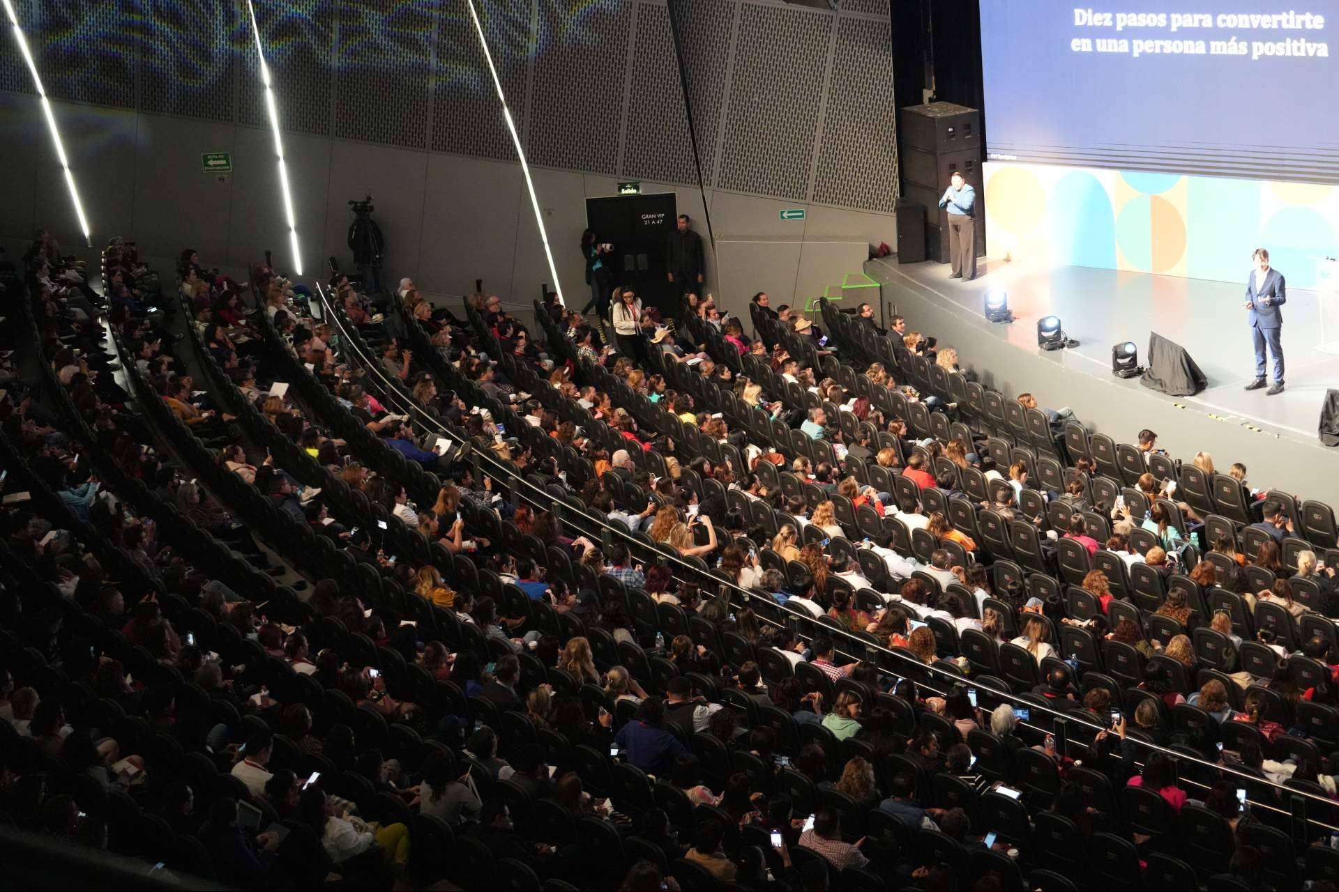 ¿Por qué se ha hecho viral una conferencia sobre habilidades sociales?