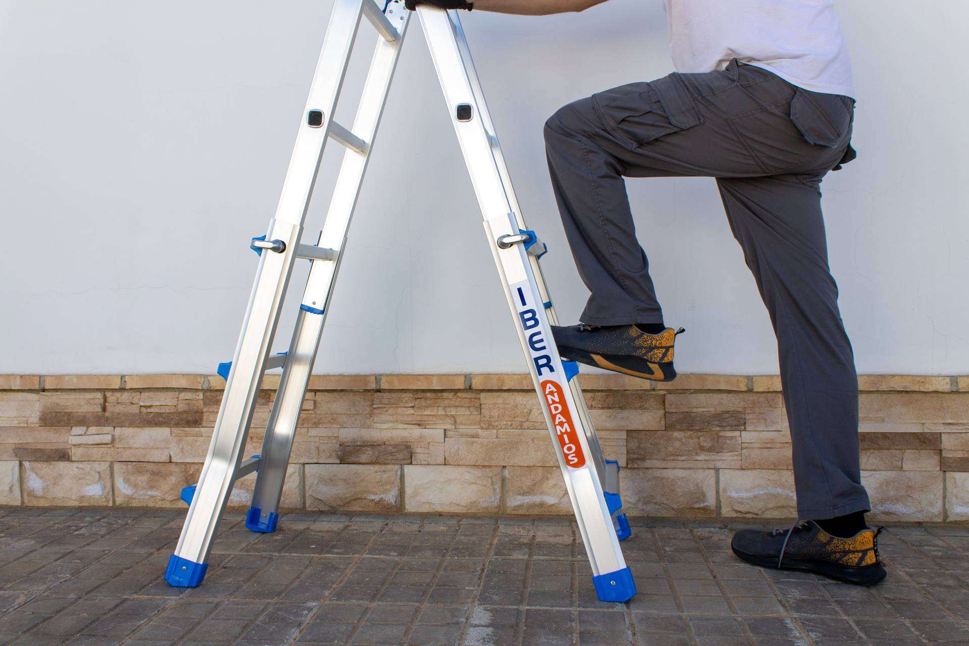 Amplio catálogo de escaleras de aluminio profesionales, con IBERANDAMIOS