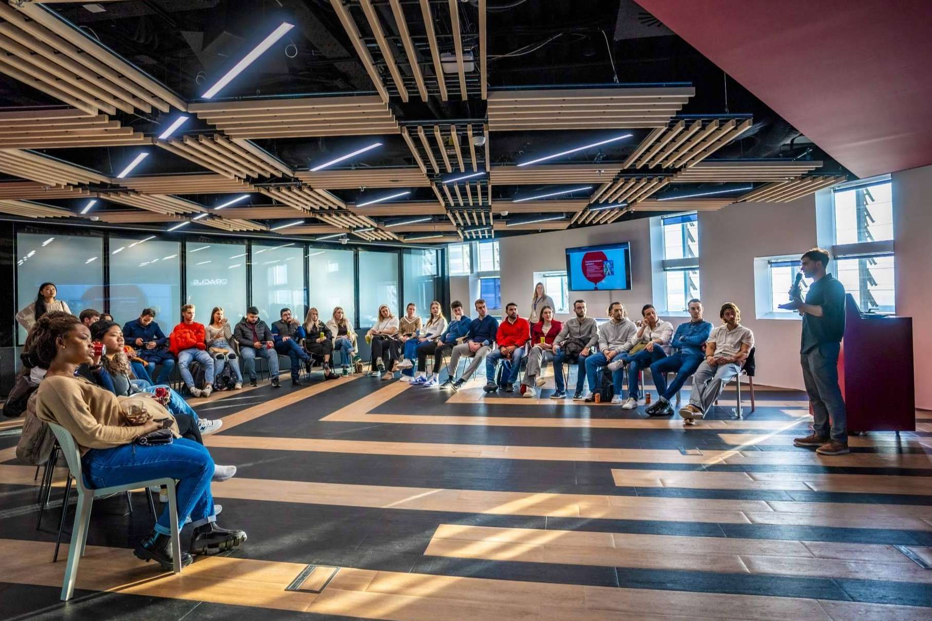 ESEI Barcelona presenta un programa innovador para abordar la brecha digital