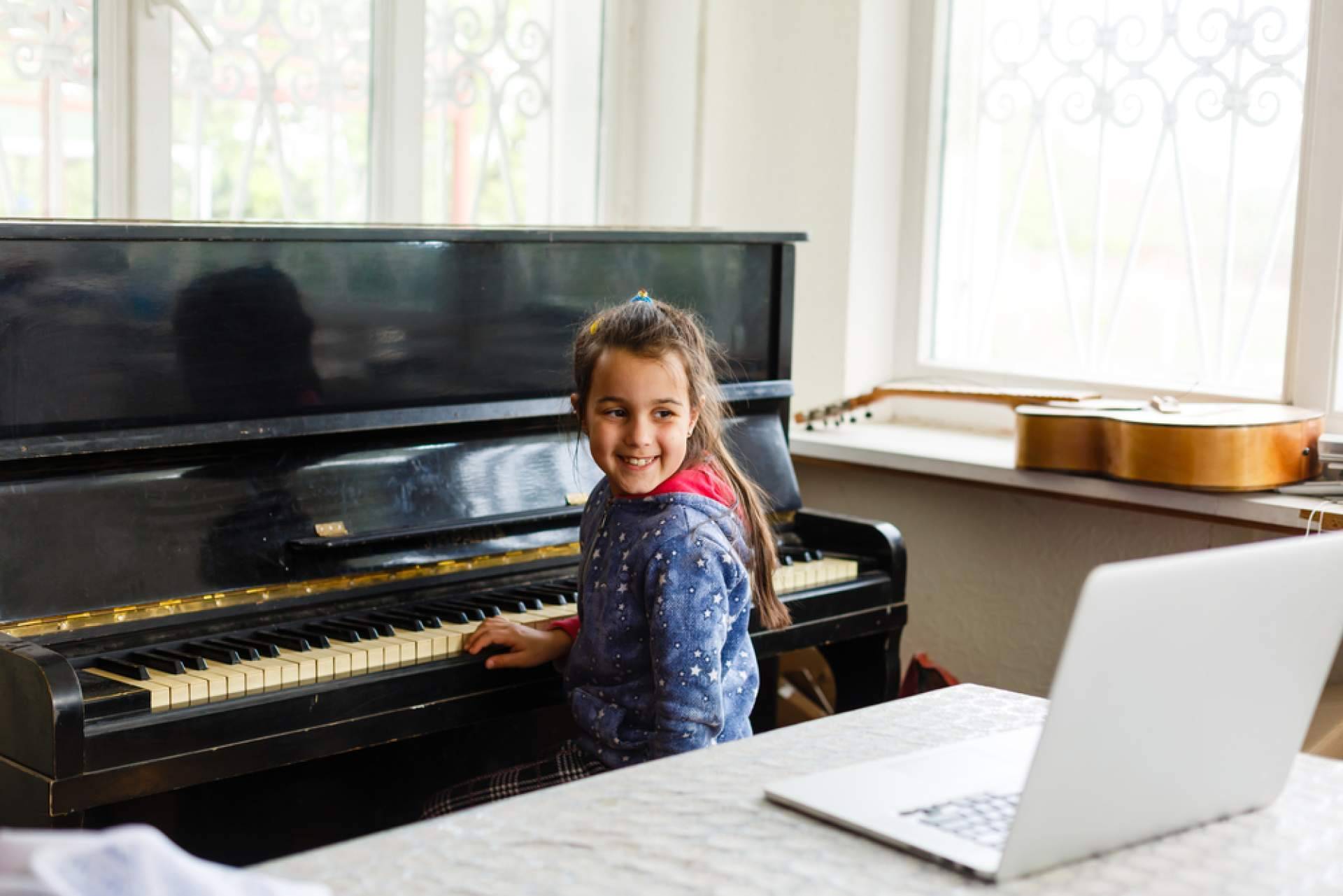 Escuela de Música La Clave ofrece cursos de formación musical para aprender a tocar instrumentos clásicos y modernos