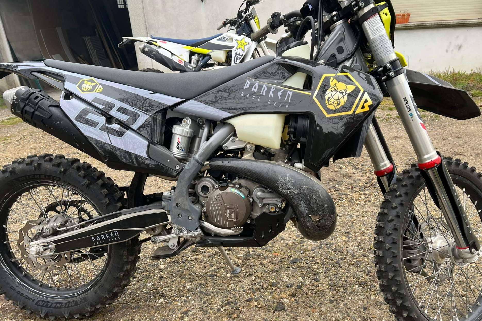 Un toque diferenciador a la motocicleta con ADHESIVOSEMBARRADOS