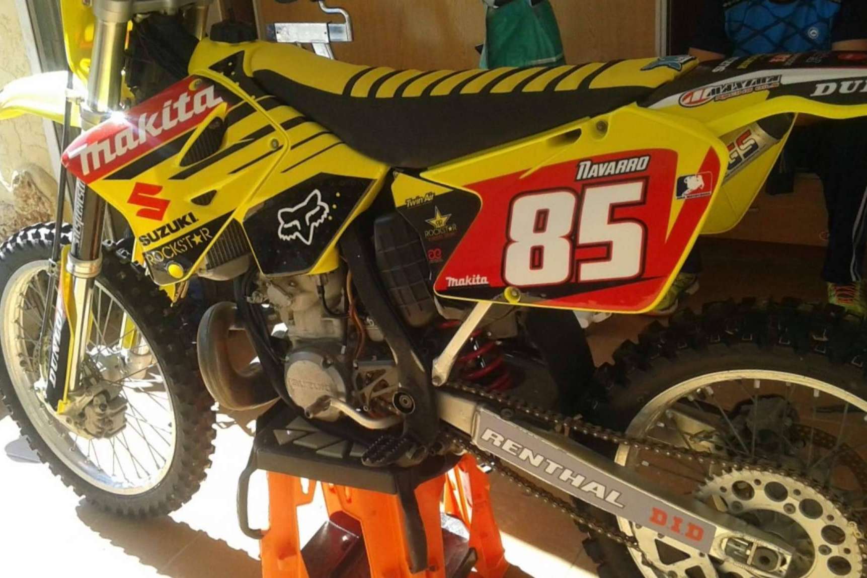 Con ADHESIVOSEMBARRADOS, los pilotos de motocicletas pueden diseñar adhesivos originales