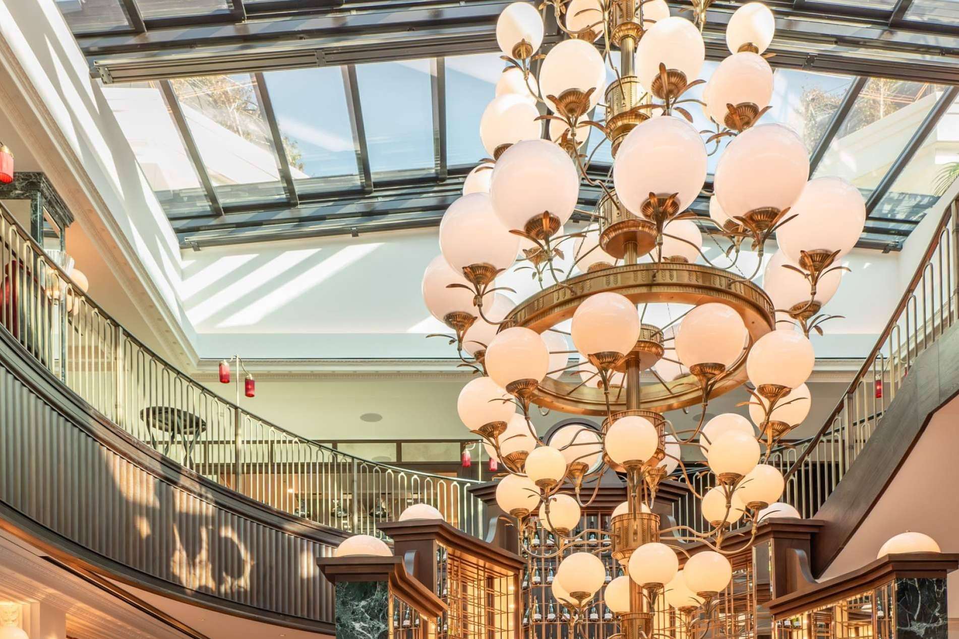 Los techos móviles de Airclos destacan por la entrada de luz que han creado en el Café de París de Mónaco