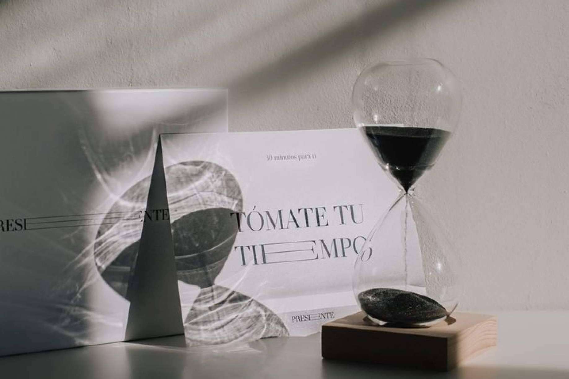 El reloj de arena con base de madera de Preseeente es un regalo innovador y distinto