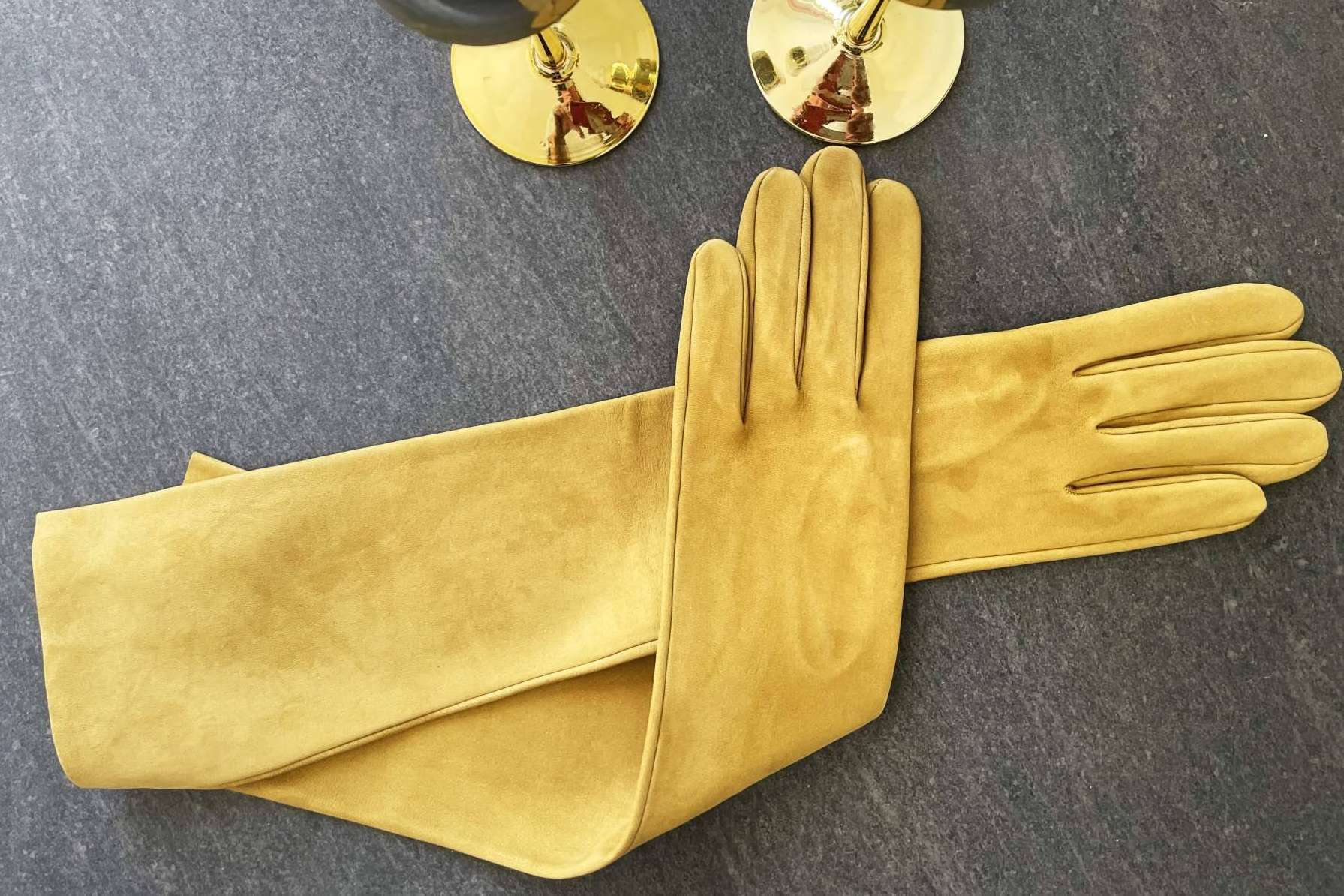Acertar con el outfit en bodas y comuniones, con los guantes de ceremonia de Santacana