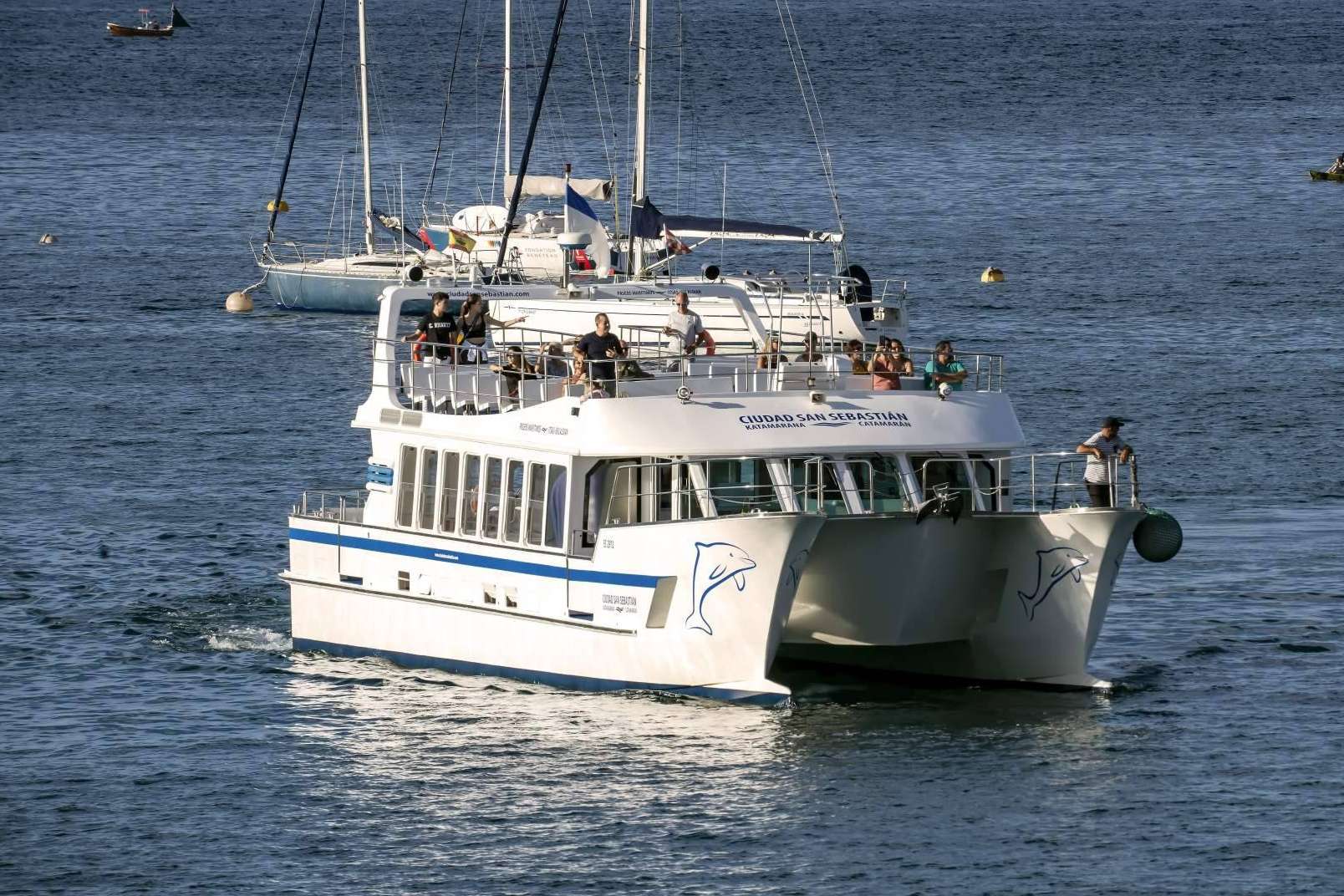 Una experiencia única  con el entorno marino de la costa donostiarra, a bordo del Catamaran Ciudad San Sebastián