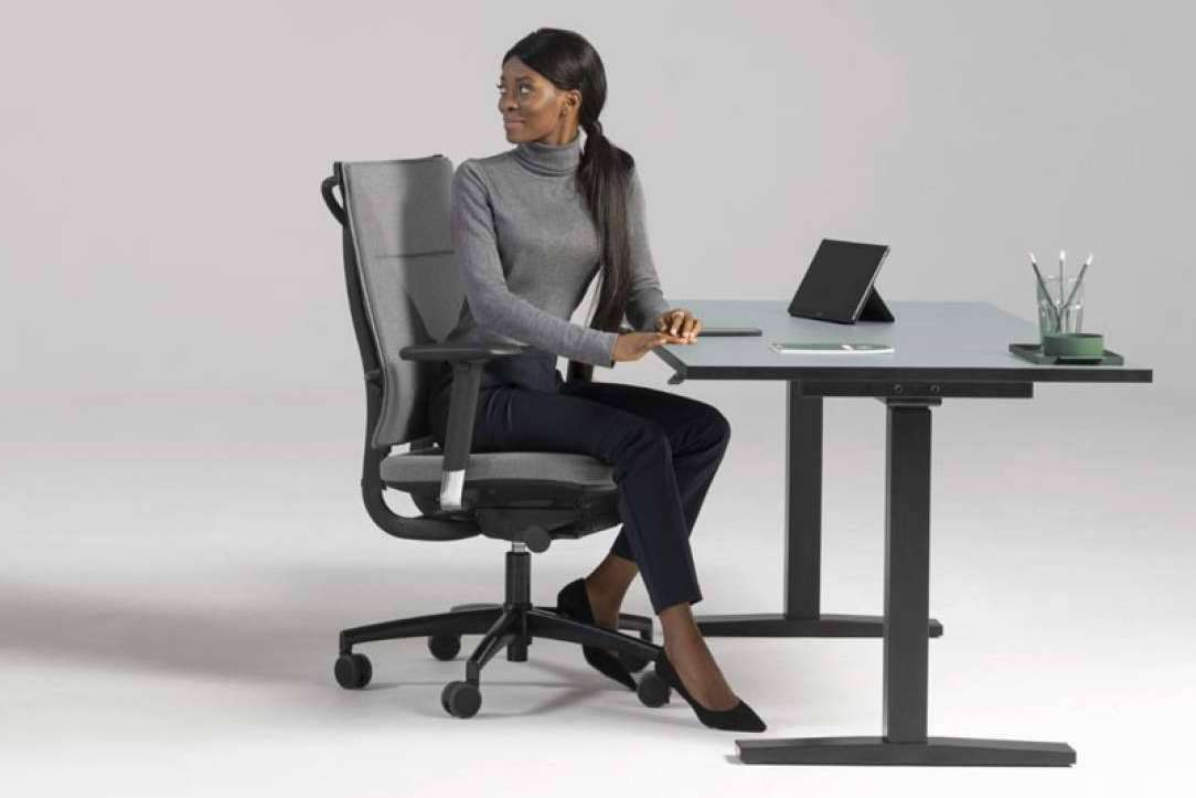 Ergonomía y bienestar en el trabajo con mesas regulables de altura de OfficeDeco